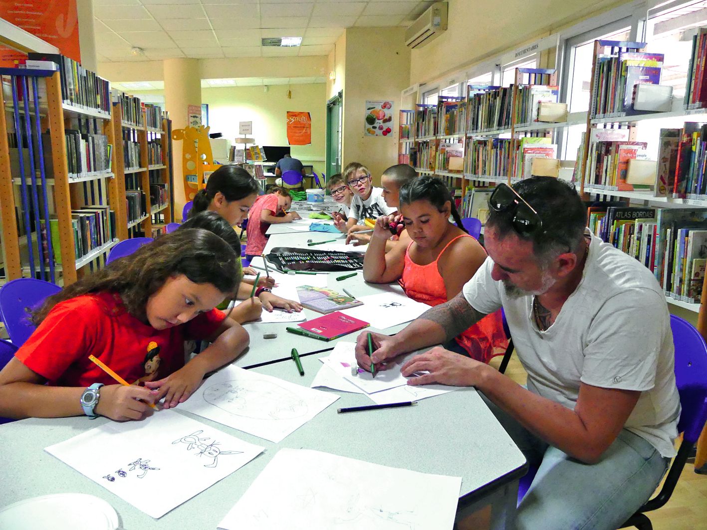 A la médiathèque du Dock socioculturel, une dizaine d’enfants suivent, depuis mardi, un atelier artistique avec Christophe Marques, où ils s’attellent à la création d’un panier de Pâques. Jules Hmaloko et Carine Barbero y dispensent des stages, photograph