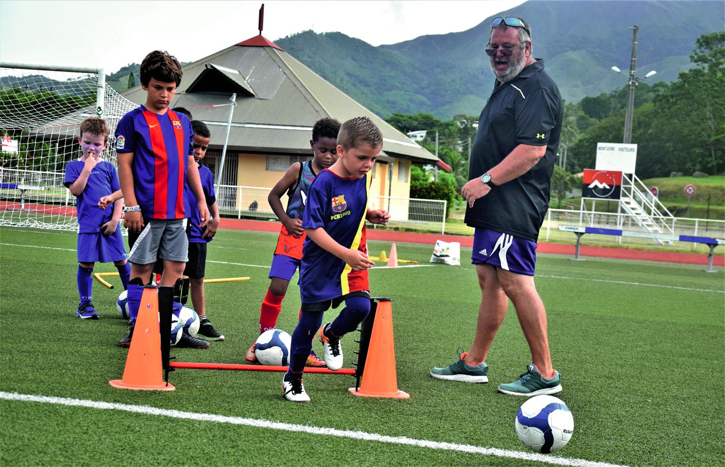 Comme à chaque pause scolaire, le club de l’AS Mont-Dore propose des stages pour les 6-13 ans. Une quinzaine  de footballeurs en herbe ont répondu présent, cette semaine, au stade Boéwa de Boulari.