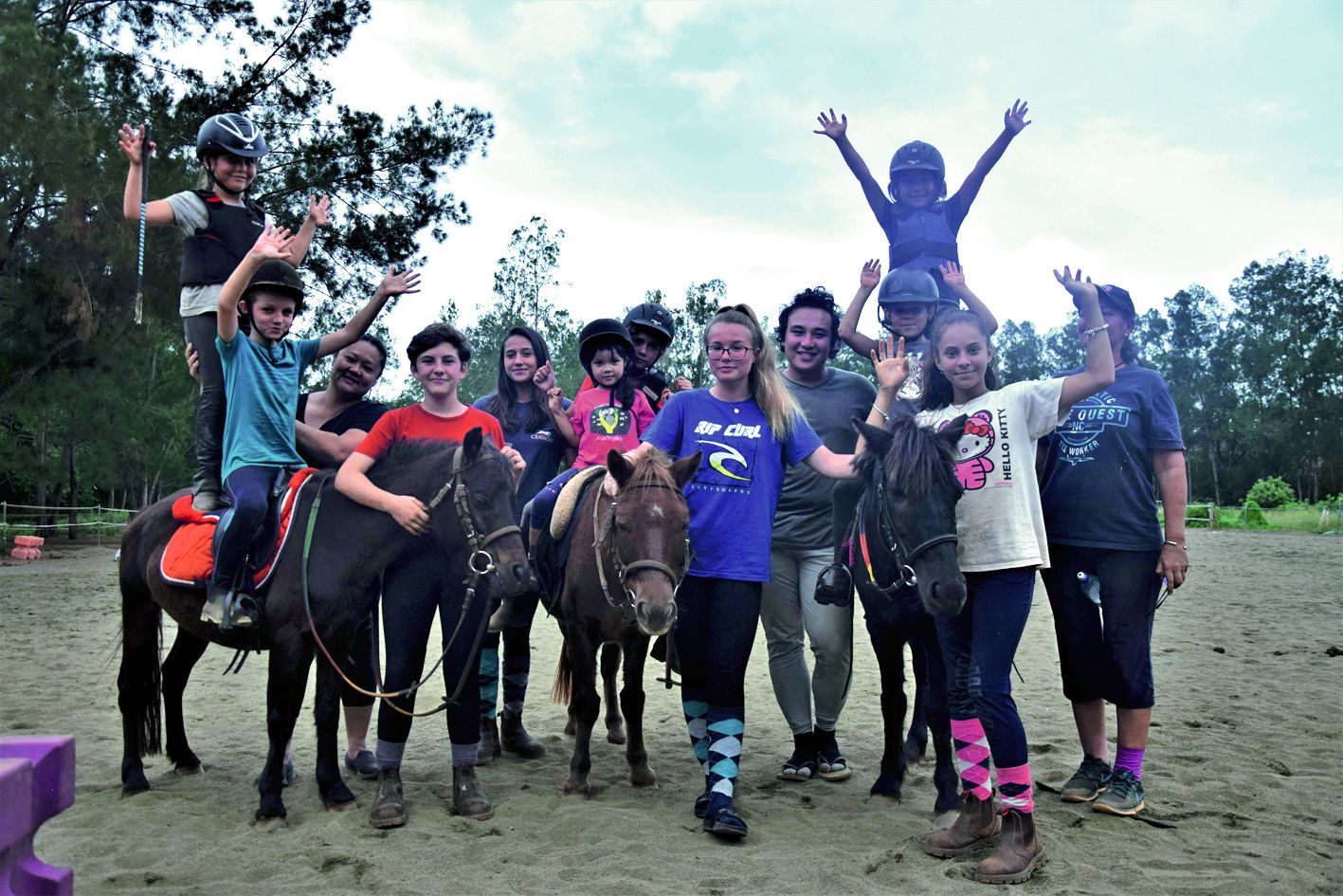 Vacances découverte pour la dizaine d’enfants de 4 à 9 ans qui ont passé la semaine au centre équestre de Plum. Sous la houlette des encadrants de La Cravache, ils ont eu l’occasion de s’initier à l’équitation sur des poneys. L’objectif pour eux, être aut