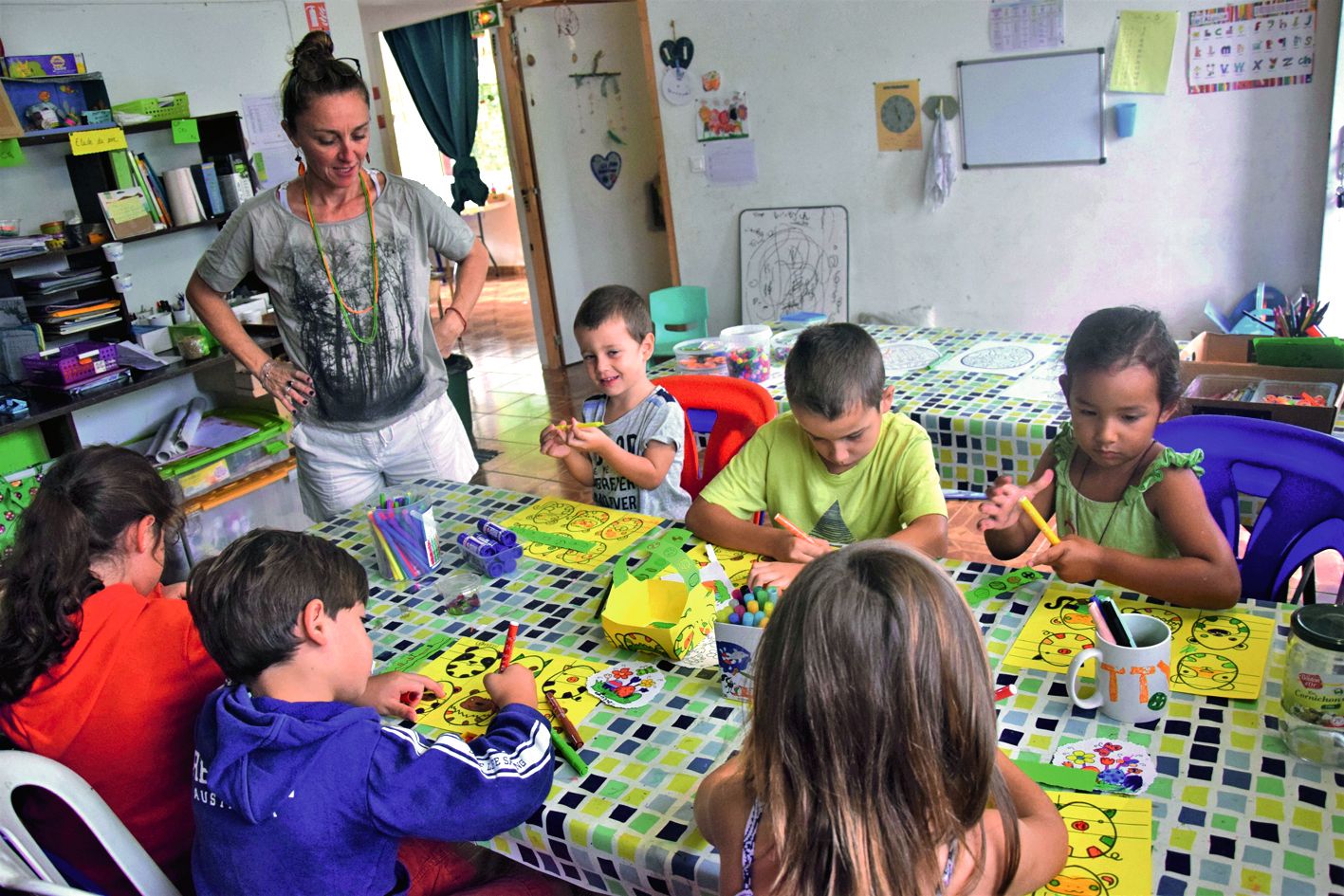 Voilà un thème de saison. Le centre Arts et études de Robinson a accueilli six enfants, de 3 à  8 ans, lors d’une semaine consacrée à Pâques. L’occasion de travaux d’arts plastiques, le matin, et de sorties l’après-midi. A la piscine ou au parc forestier 