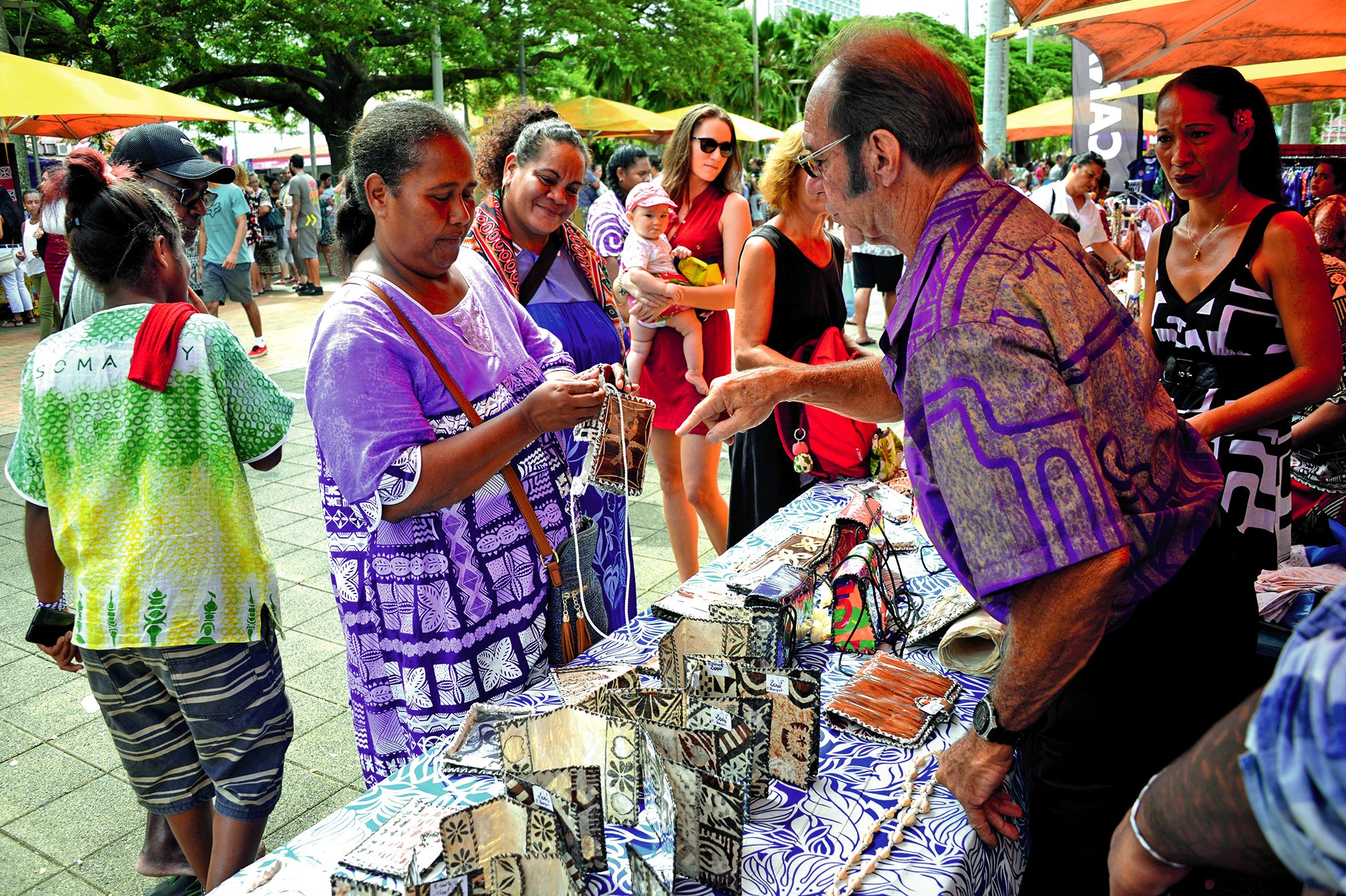 Du tapa en porte-cartes, en porte-chéquiers, mais aussi des colliers, des robes traditionnelles, des paréos pour les hommes… La cinquantaine d’exposants avait apporté dans leurs valises beaucoup d’objets artisanaux venus de Wallis-et-Futuna.