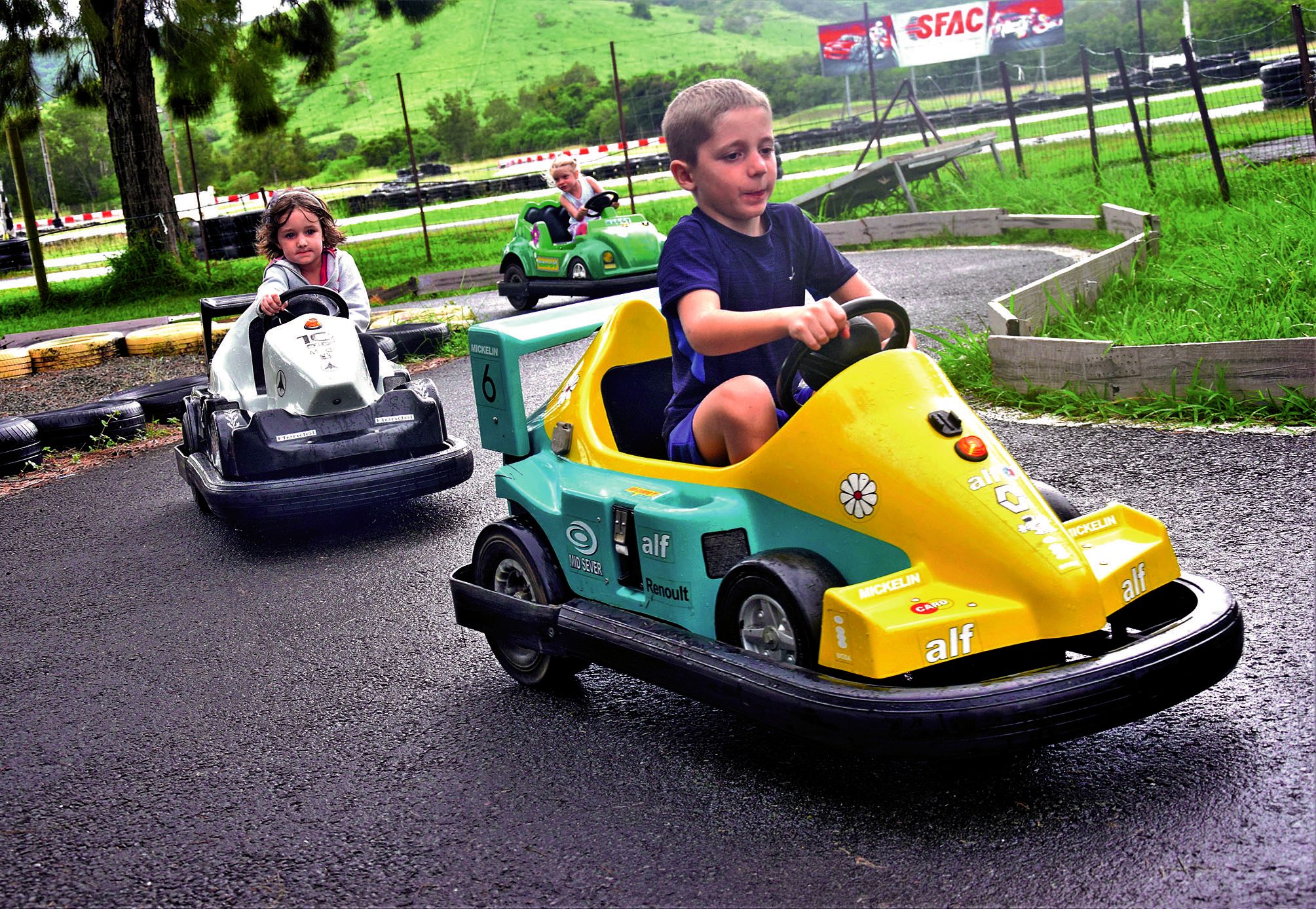 Attention, futurs pilotes. Le karting de Nakutakoin a accueilli toute la semaine des centres de vacances du Grand Nouméa. Ici, des enfants venus de Yahoué qui se sont essayés au minikart.