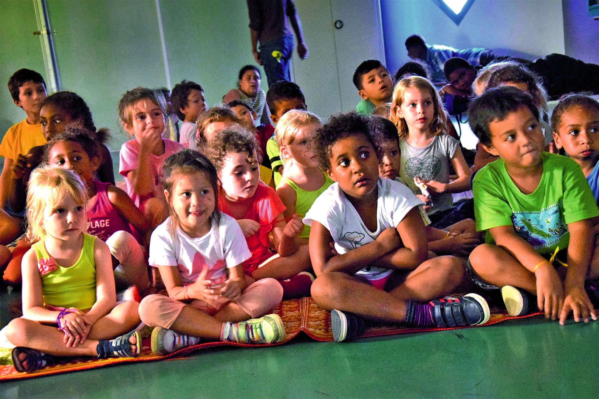 Voilà de quoi terminer la semaine plus calmement à l’école de Jacarandas. Devant Coco,  l’un des derniers films d’animation de chez Pixar, les 67 enfants ont pu se poser, au sec, après une semaine dédiée aux sports urbains. L’Acaf leur avait organisé des 