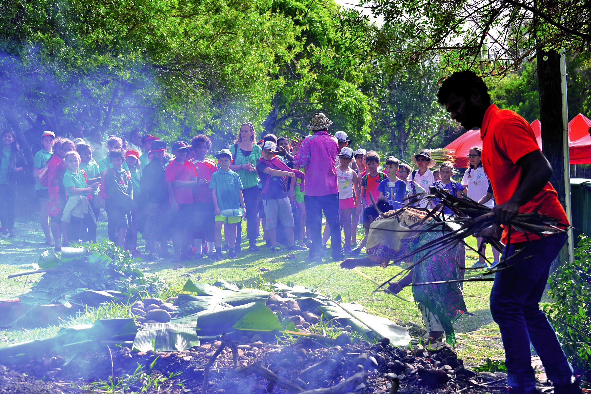 Étape indispensable : la préparation du feu pour le bougna. Hier matin, elle a suscité beaucoup d’effervescence. Photo Thierry Perron