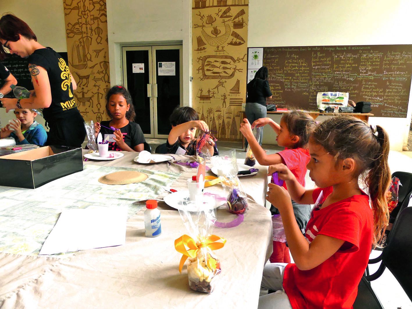 Centre-ville. Samedi matin, l’heure était à  la chasse aux œufs de Pâques au Musée de  la Nouvelle-Calédonie. Une douzaine d’enfants se sont prêtés au jeu avant la dégustation.Photo S.B 