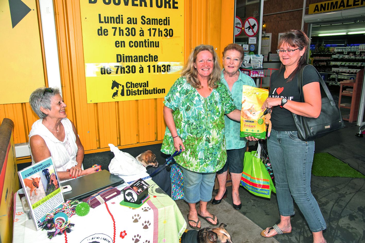 7e-KM. La Bande à nounou a fait un geste pour nos amis les bêtes en ce dimanche pascal. Elle a collecté des sacs de croquettes à l’entrée du magasin Cheval distribution. Photo Cyril Terrien