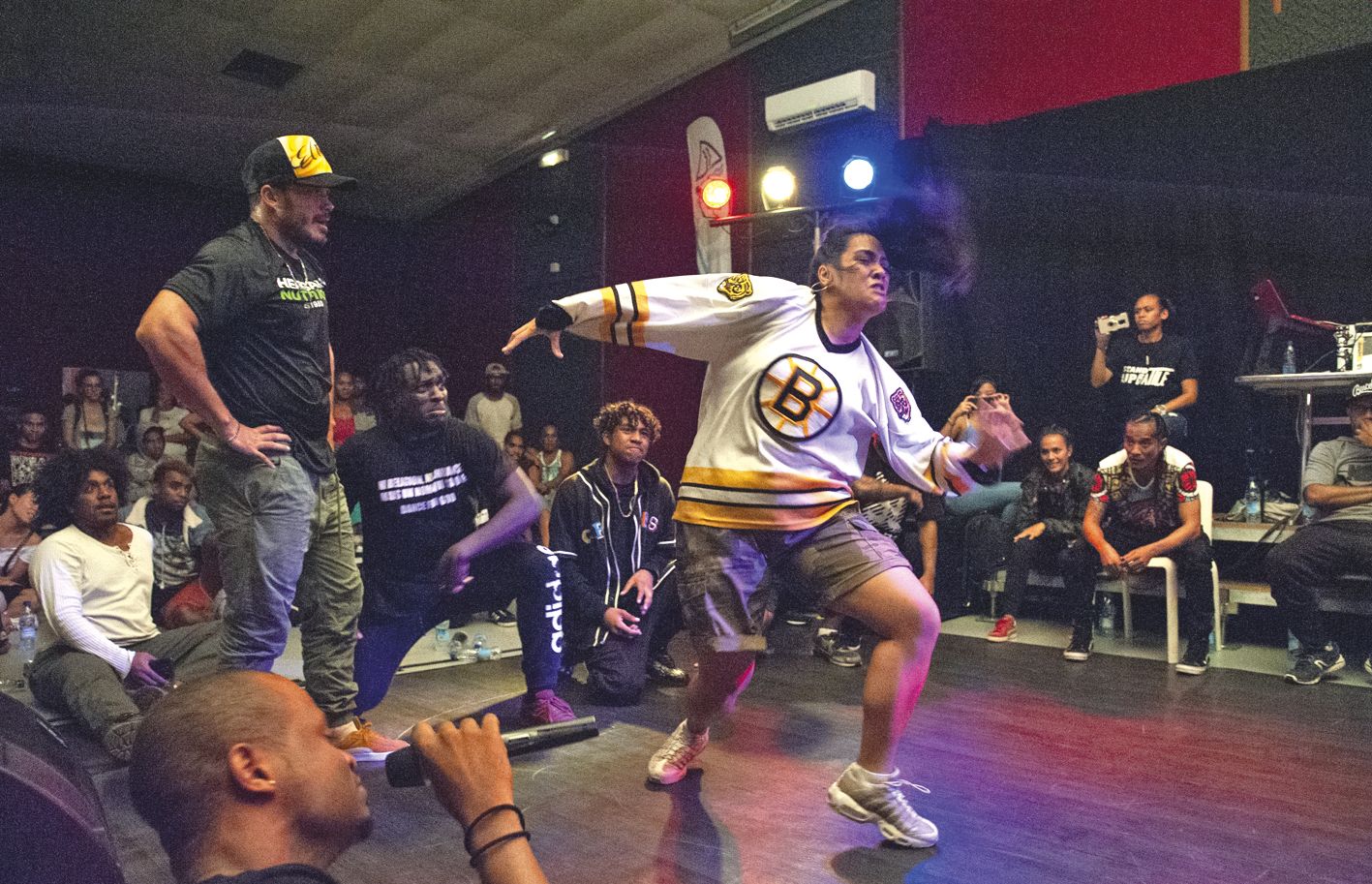 L’autre demi-finale a vu s’affronter Cassidy, venue de Nouvelle-Zélande, et El-Kana. Si Cassidy a bien tenté d’intimider le spécialiste du krump, une danse reconnaissable à ses mouvements saccadés, c’est El-Kana qui a triomphé, décrochant ainsi une place 