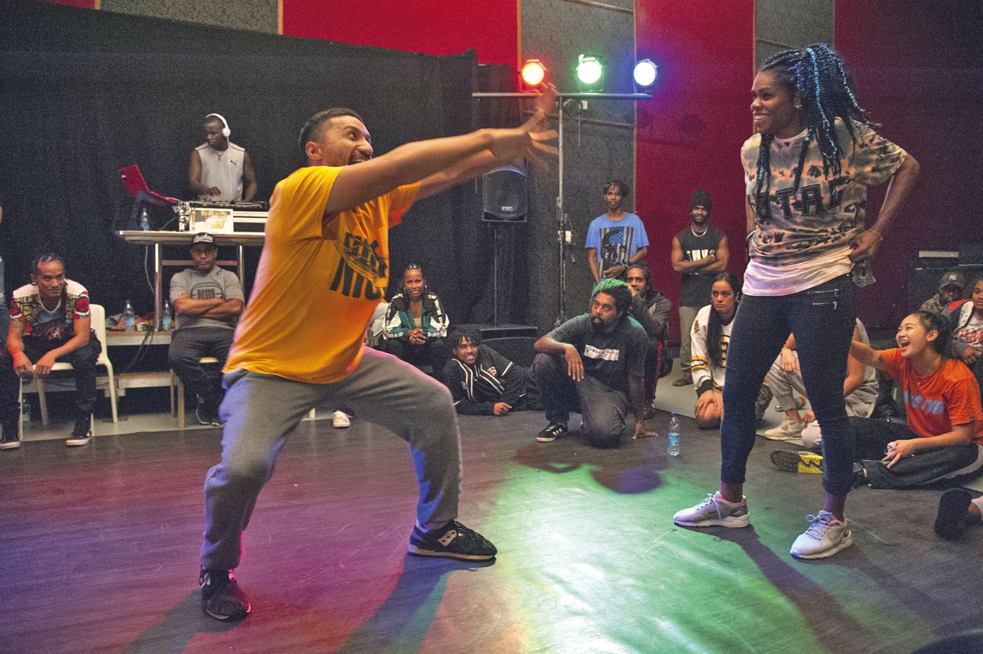 Autre face-à-face déconcertant, celui qui a opposé Kokonut à la danseuse Enash. Mimiques, gestuelles et pas de danse... Toutes les techniques sont bonnes pour provoquer et impressionner l’adversaire.