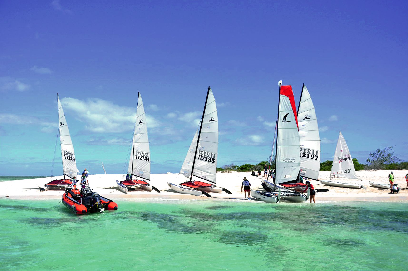 Le regroupement des douze supports voile s’est fait au fur et à mesure sur la plage de l’îlot Kendec. Occasion d’un petit moment pour se restaurer et faire les derniers réglages avant l’épreuve.