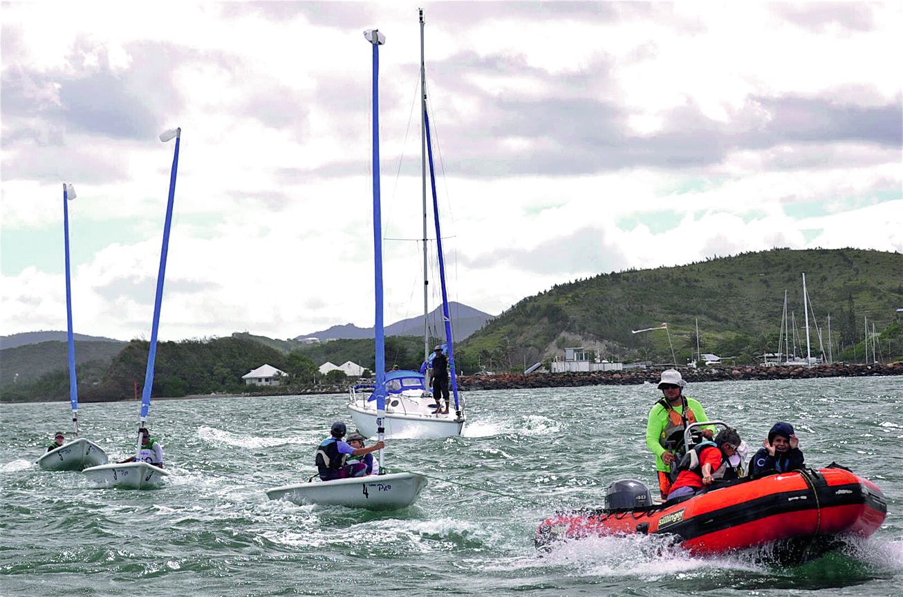 Les dériveurs ont été remorqués depuis la base nautique de Pandop (Koumac) jusqu’à l’îlot Kendec par Xavier Vanni, éducateur sportif voile auprès des Toiles du Lagon, pour des raisons logistiques - gain de temps et sécurité.