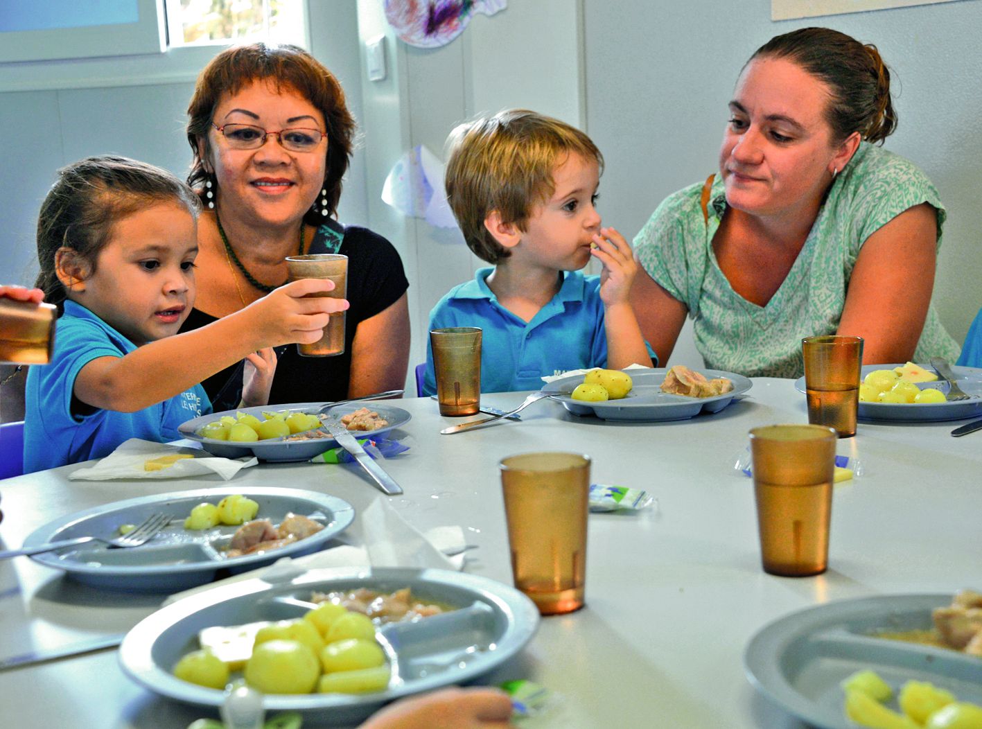 Pour les parents, c’était très important de venir découvrir la cantine. Ils se sont dits satisfaits. Photo Thierry Perron