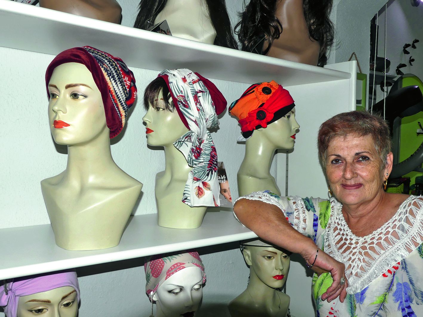 Il existe aussi des bandeaux qui ont la cote. « J’en vends plus que des perruques », constate Marie-Lyne de Wig shop. 