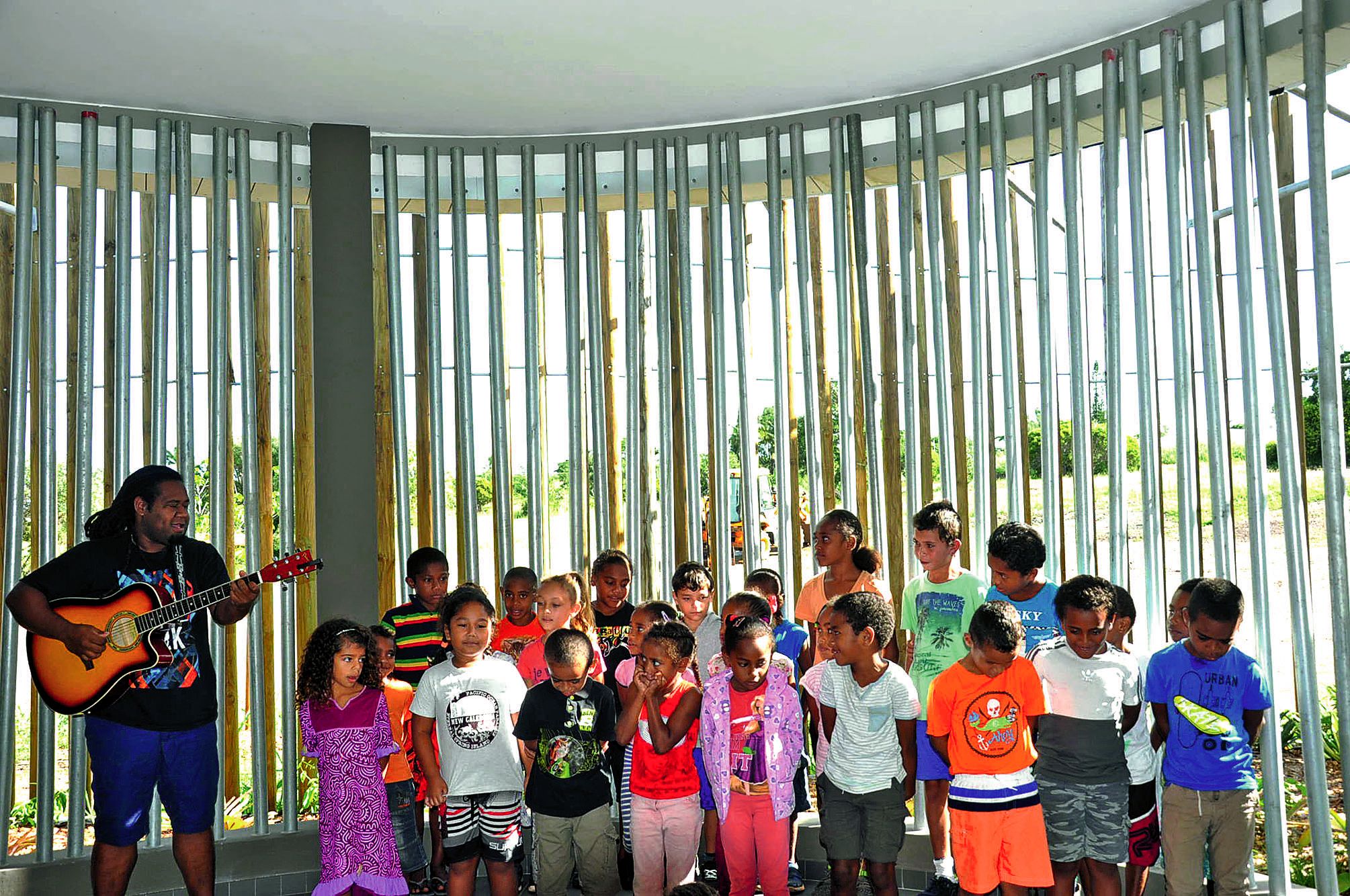 Les enfants de l’école de Punyi, encadrés par Yoan, musicien intervenant de l’AFMI,  ont interprété un chant de Pouébo.