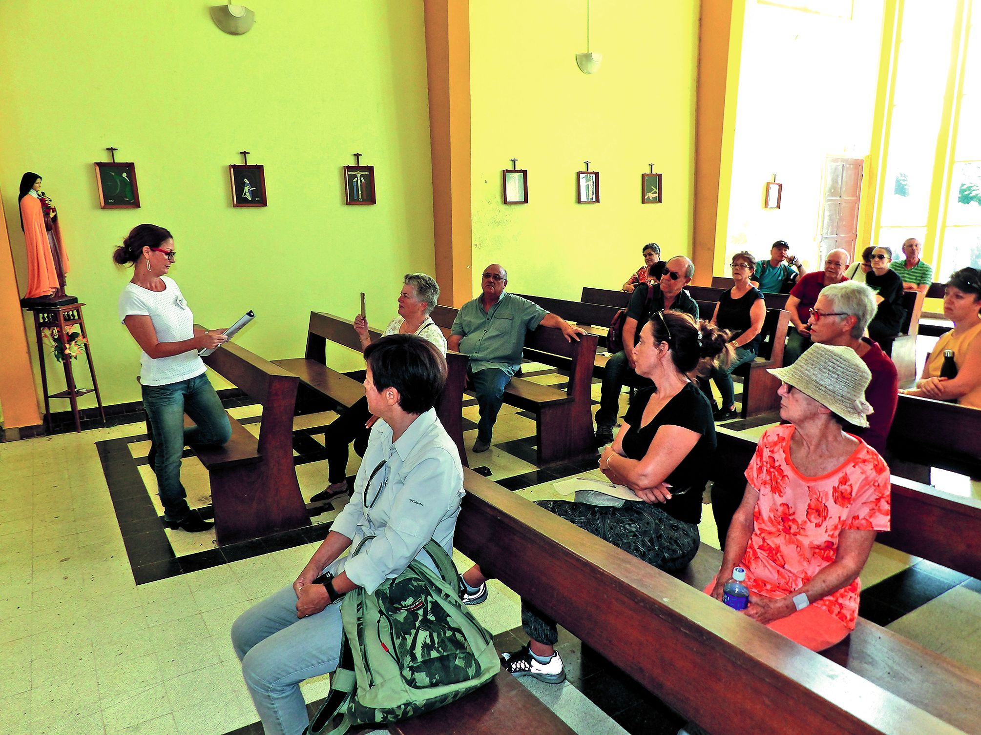 La chapelle Sainte-Thérèse, qui surplombe la route de N’Dé, a été rénovée en 2008 par les élèves du lycée Champagnat.