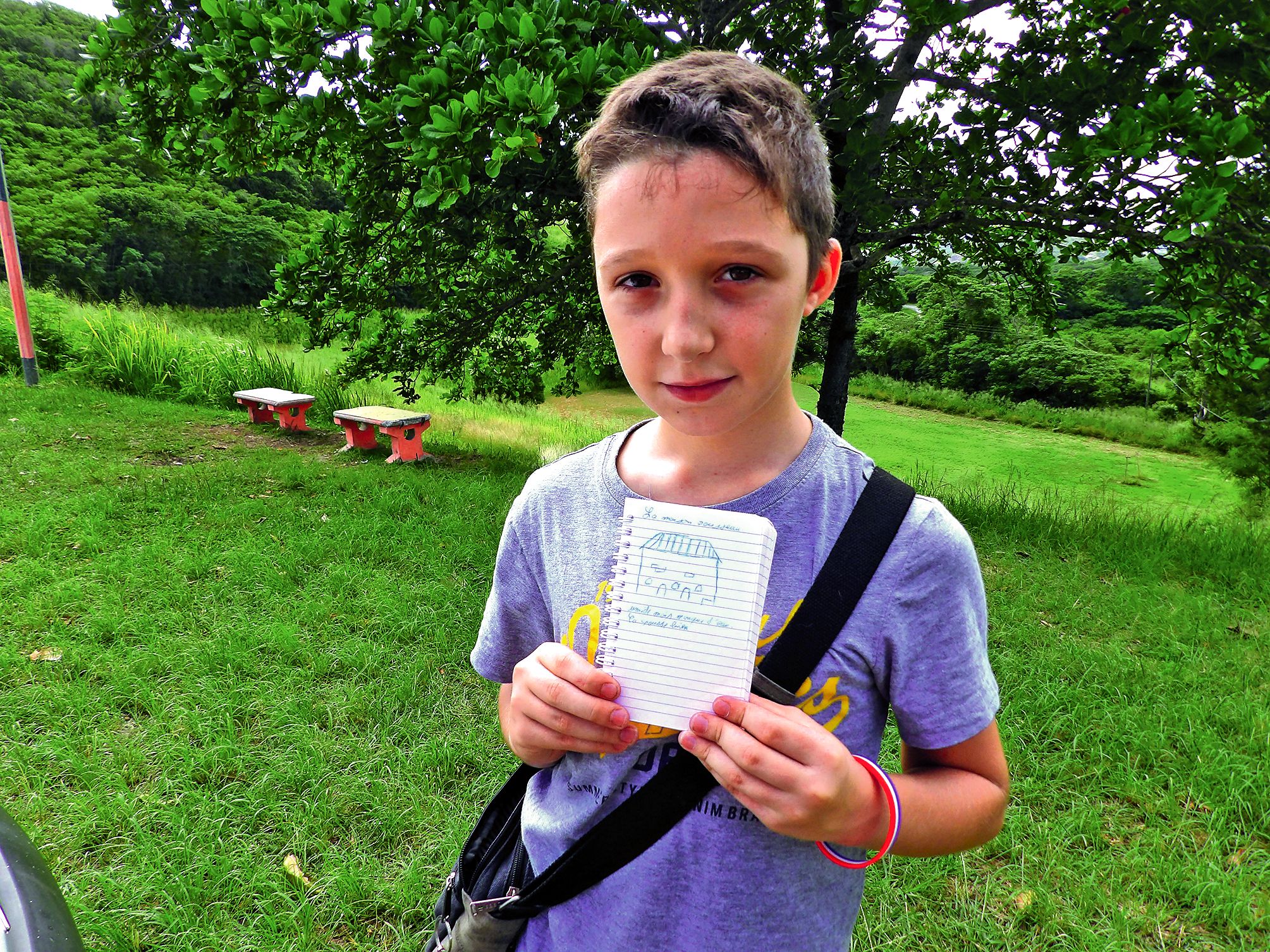 Nils, 11 ans, en classe de CM2 à Nouméa, a été inspiré par la maison Rousseau qu’il a rapidement esquissée sur son carnet.