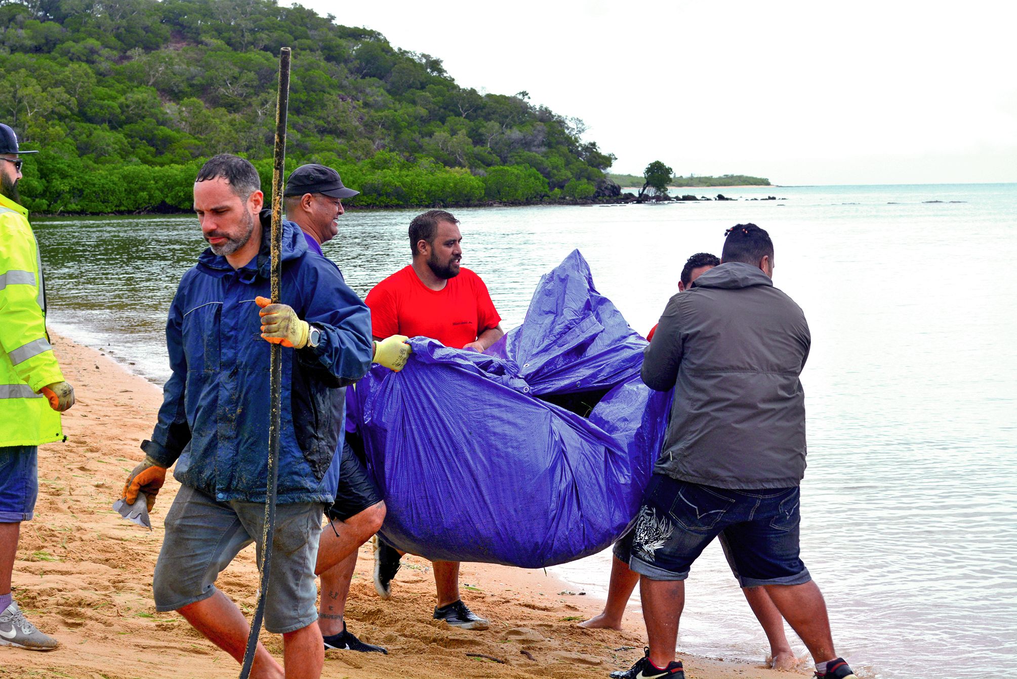 Les élus et les agents municipaux ont ramassé les déchets sur la plage de l’îlot Bailly. Au total, ils ont rempli près de 80 sacs de 60 litres.