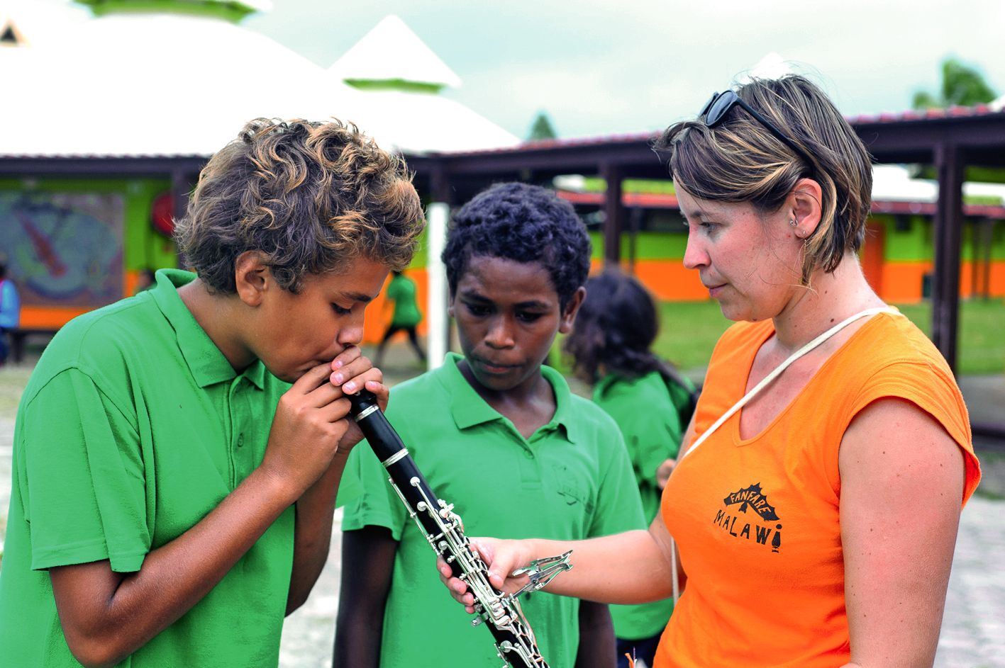 Les collégiens étaient curieux d’essayer les différents instruments de la fanfare.