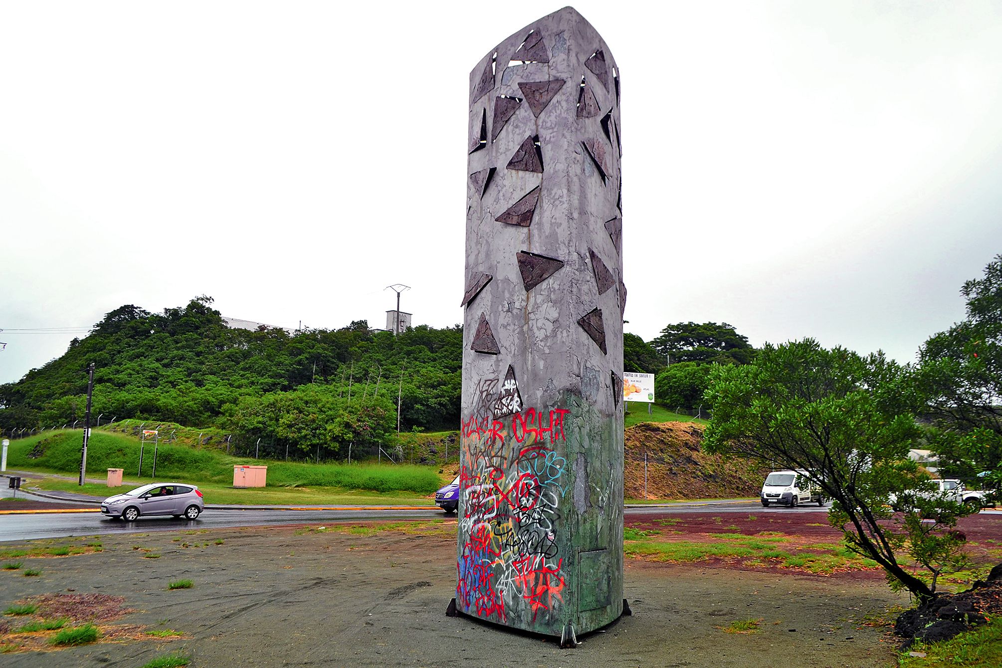 Une autre sculpture imposante d’Aka est ancrée au rond-point de Ducos, en face du Plexus, depuis 2008. 