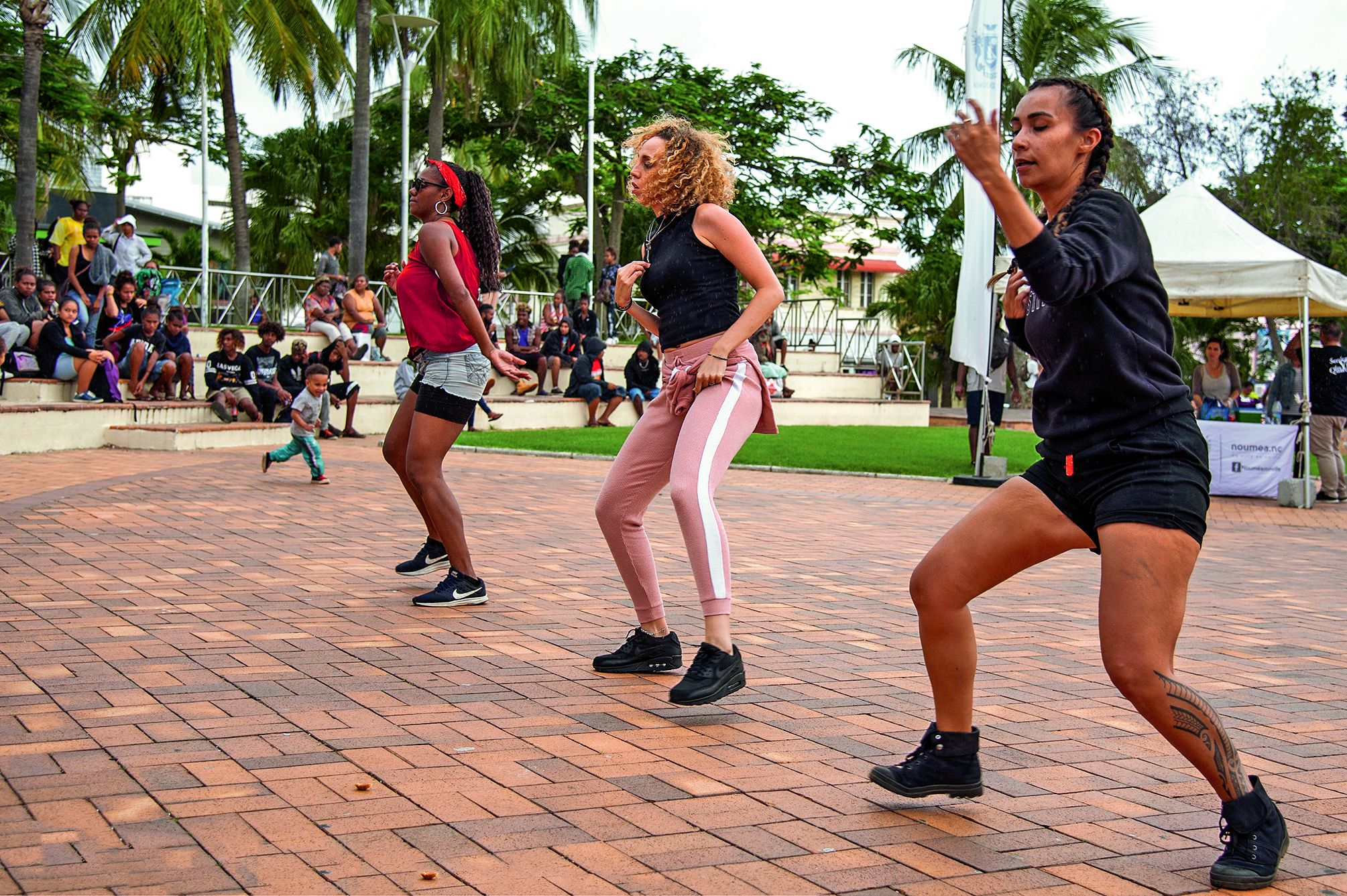 Pour donner envie aux jeunes de participer à Danse ma ville, les différents chorégraphes, dont Babou (au centre), ont fait des démonstrations. Les pas de danse esquissés au kiosque à musique ont enthousiasmé le public.