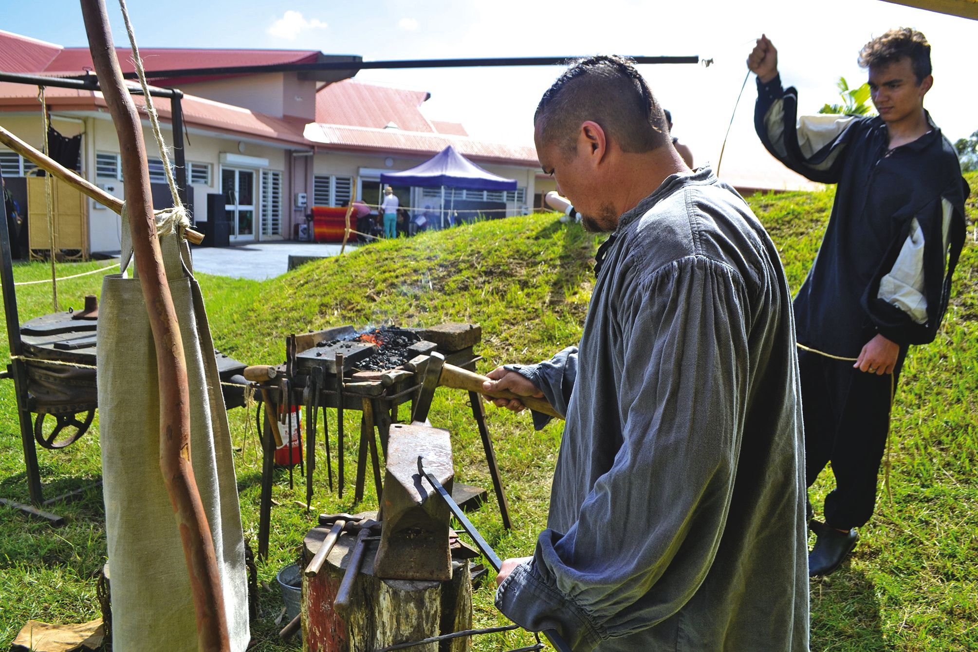 Dans le village médiéval, une forge d’époque a été installée  par Excalibur Calédonie. Le forgeron a profité de cet outil  pour créer ou réparer des équipements, nécessaires avant  la bataille.