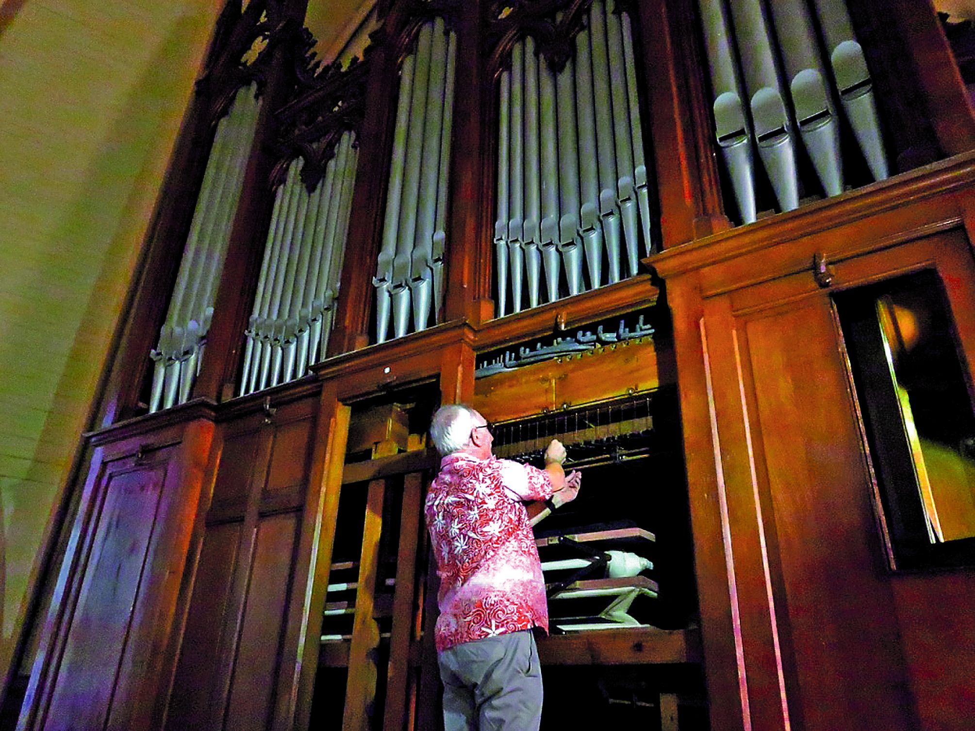 Roger Boisne, l’un des organistes de la cathédrale Saint-Joseph.  Il explique le mécanisme de soufflet de l’instrument.