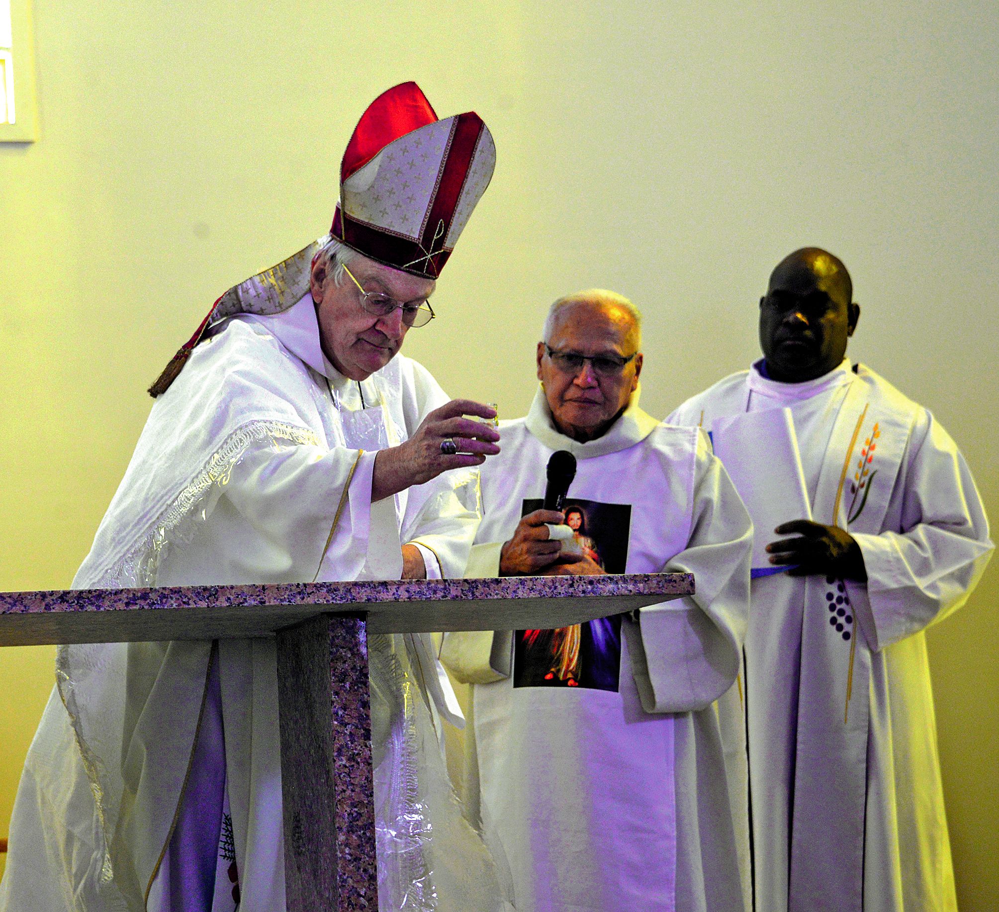 Consacré par Monseigneur Calvet, l’autel de la chapelle abrite des reliques de Saint-Pierre-Chanel.