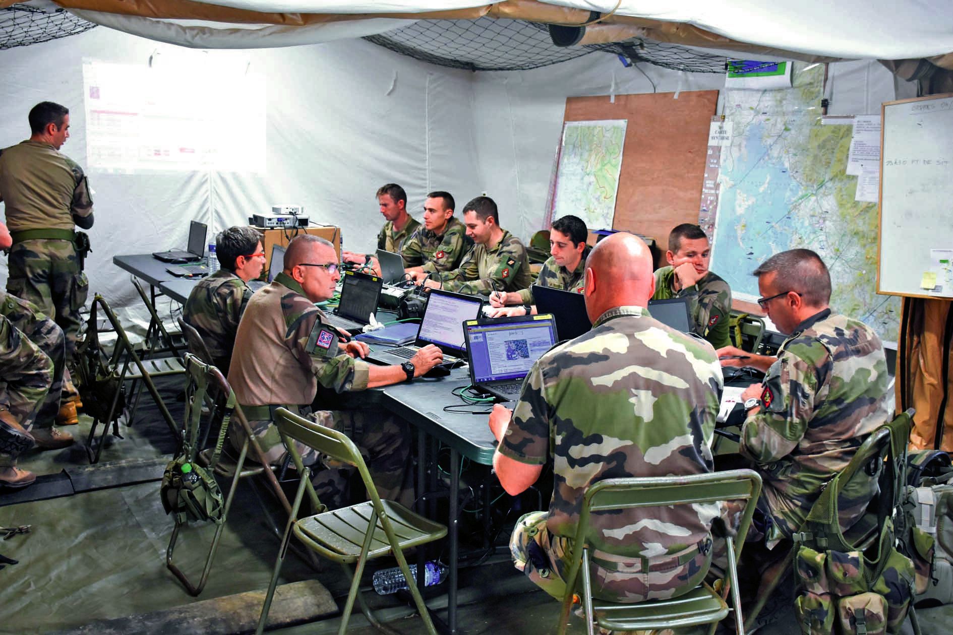 Réuni au poste de commandement, l’Etat-major a recueilli les informations du terrain pour conduire l’opération. Un centre de regroupement et d’évacuation de ressortissants avait été mis en place grâce à l’acheminement de cinq tonnes de fret.