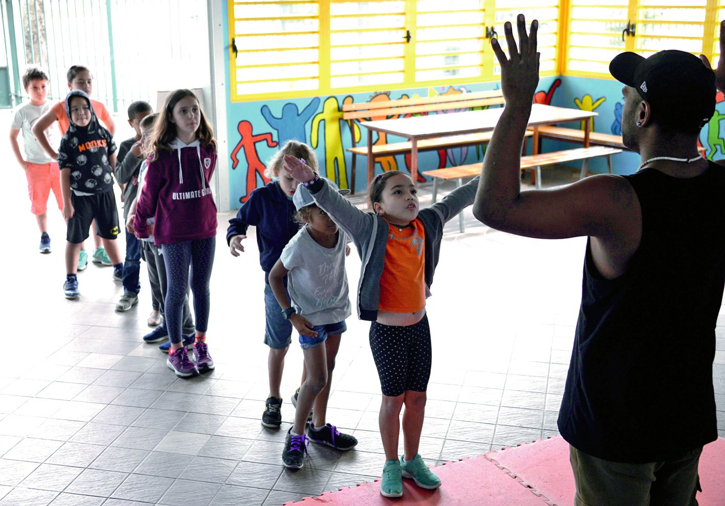 Toujours à l’école Albert-Perraud, ces enfants s’échauffent avant un cours de danse hip-hop.  Les Villages de Magenta proposent également de passer la semaine au Kuendu Beach, cinq sorties avec camping sur une nuit à la Rivière Bleue ou un séjour d’une se