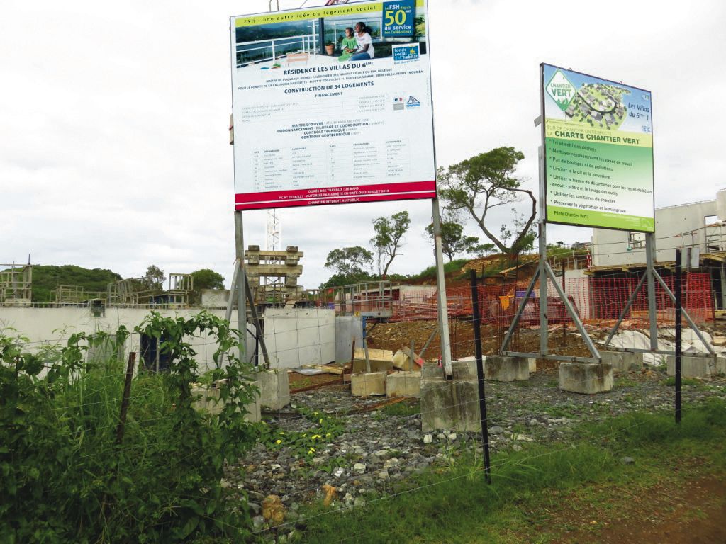 À l’entrée du chantier, des panneaux indiquent le label « chantier vert » des travaux. Photo C.G.