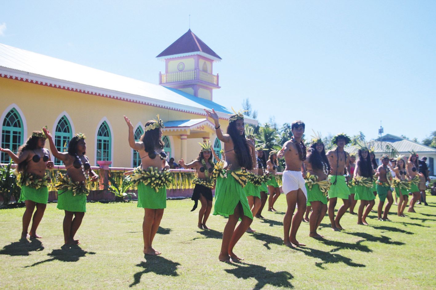 Une cinquantaine d’élèves du collège d’Afareaitu de Moorea ont profité du voyage pour découvrir l’île. L’occasion de voir un autre monde car ici, sans Internet, l’on vit du coprah, du pandanus et l’eau est rare. En remerciement, ils ont proposé aux habita