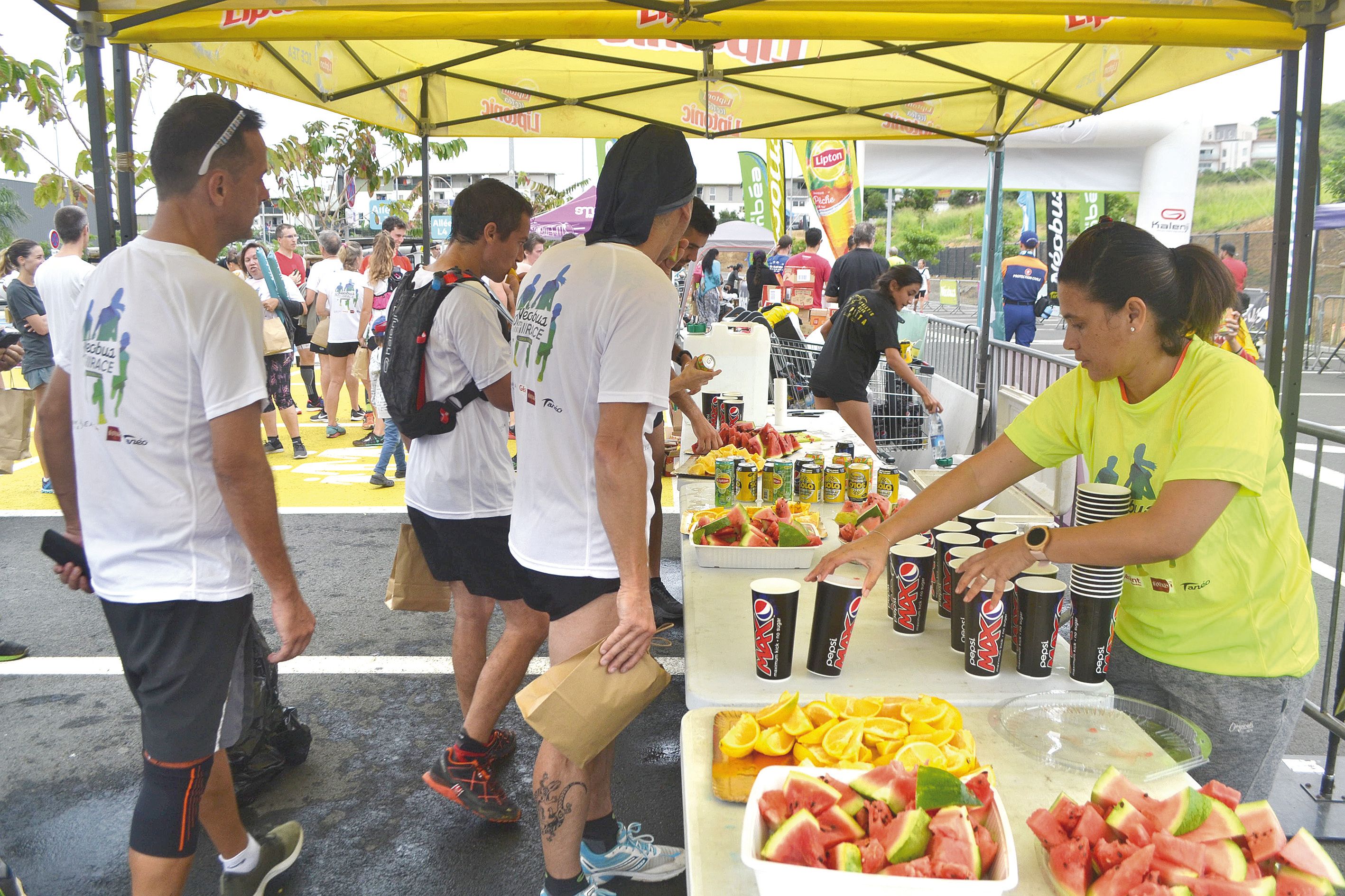 Un festin de fruits était proposé à la fin de la course.  Des sodas et des gâteaux ont également été distribués  aux participants.