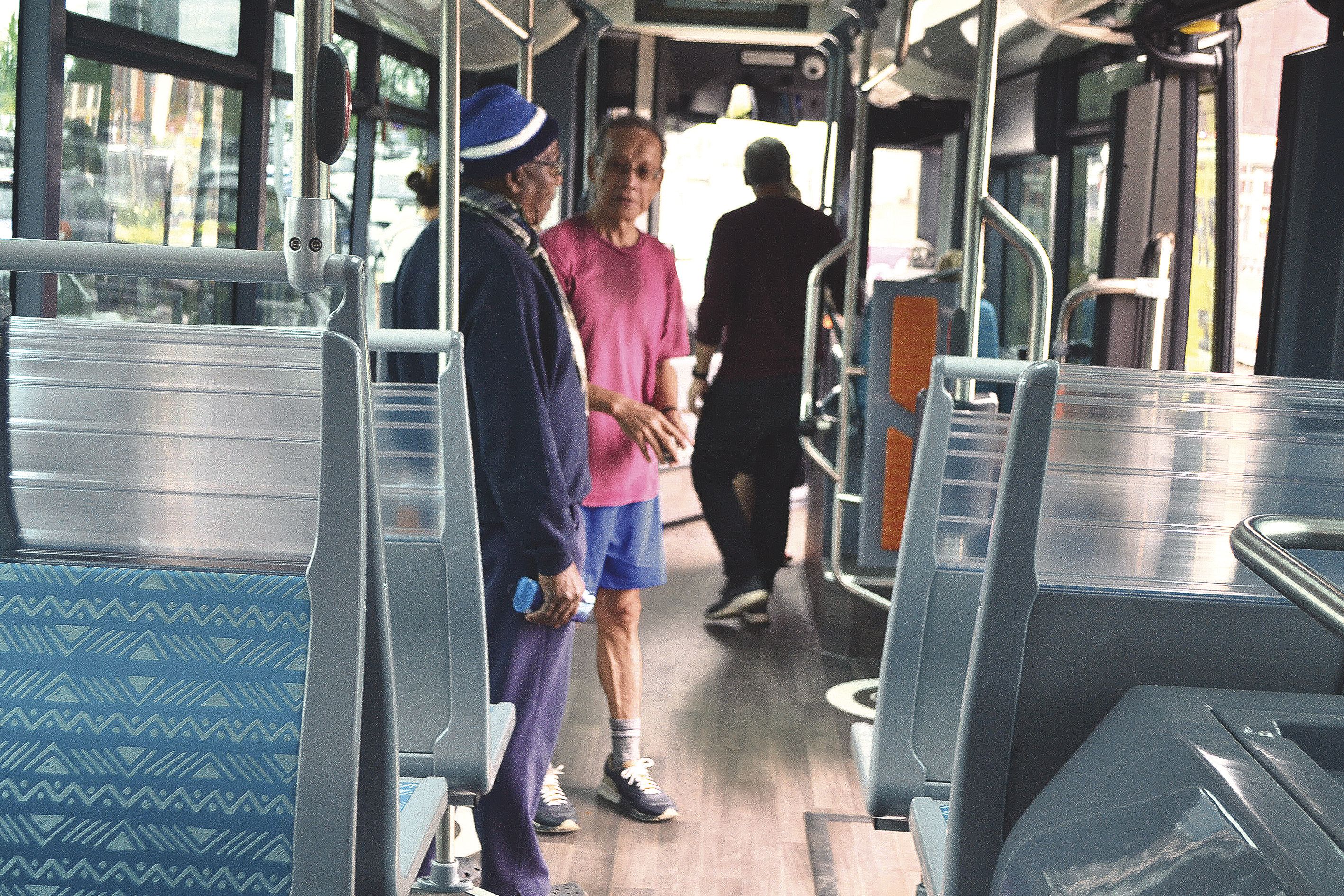 De nombreux visiteurs ont pu monter à bord du Néobus, un véhicule mesurant tout de même  18 mètres de long. Plusieurs personnes étaient impressionnées.