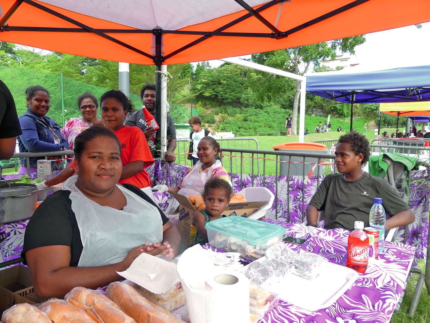 Comme Yvalenos, un groupe de musique chrétienne, des associations ont pu tenir des stands pour vendre des plats.