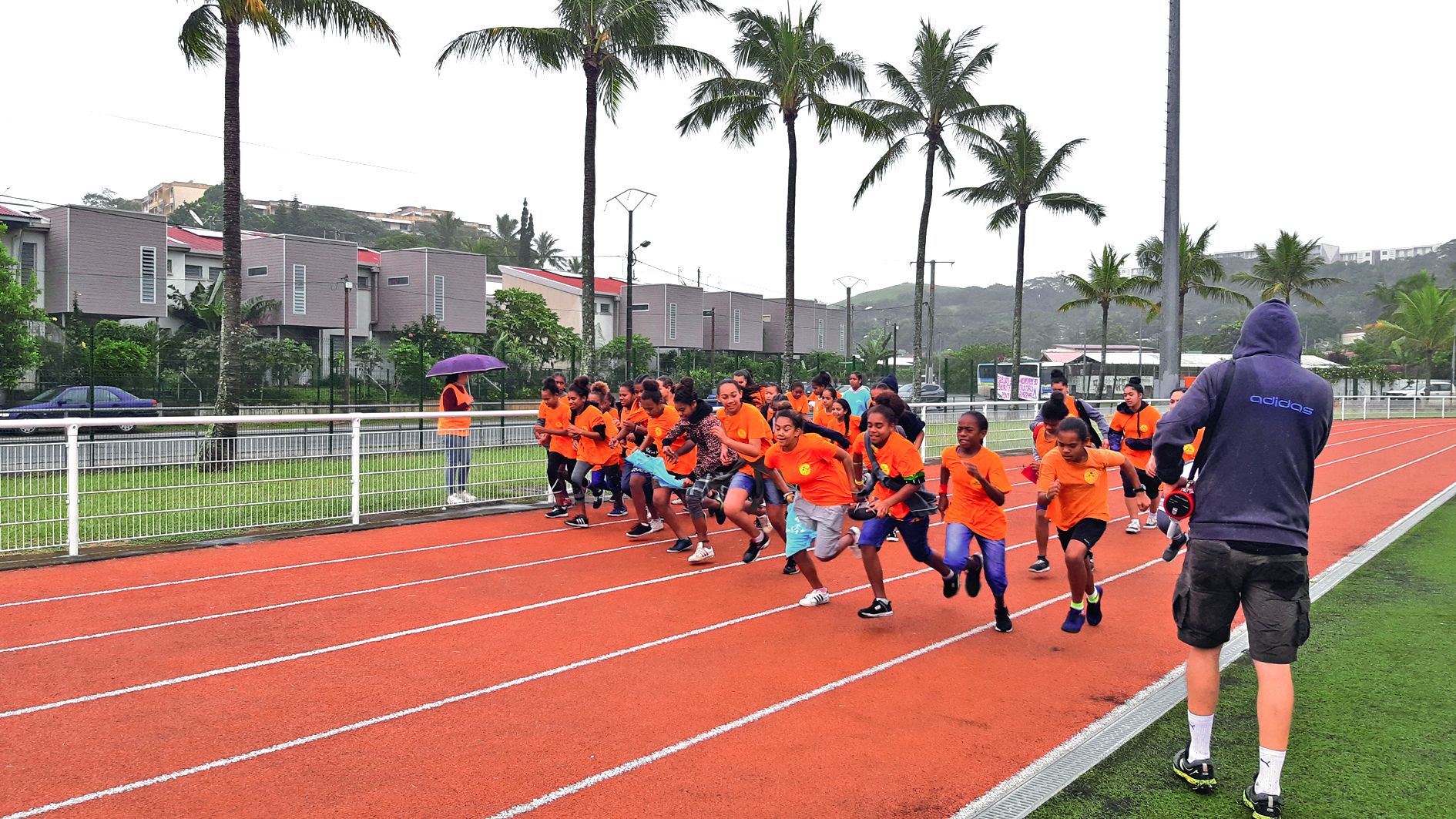 Les élèves de 5e du collège de Rivière-Salée ont finalement été les seuls à courir le cross cette année. La pluie aura eu raison de l’organisation. Le départ des filles, puis celui des garçons a suffi à doucher l’enthousiasme des coureurs. Une belle perfo