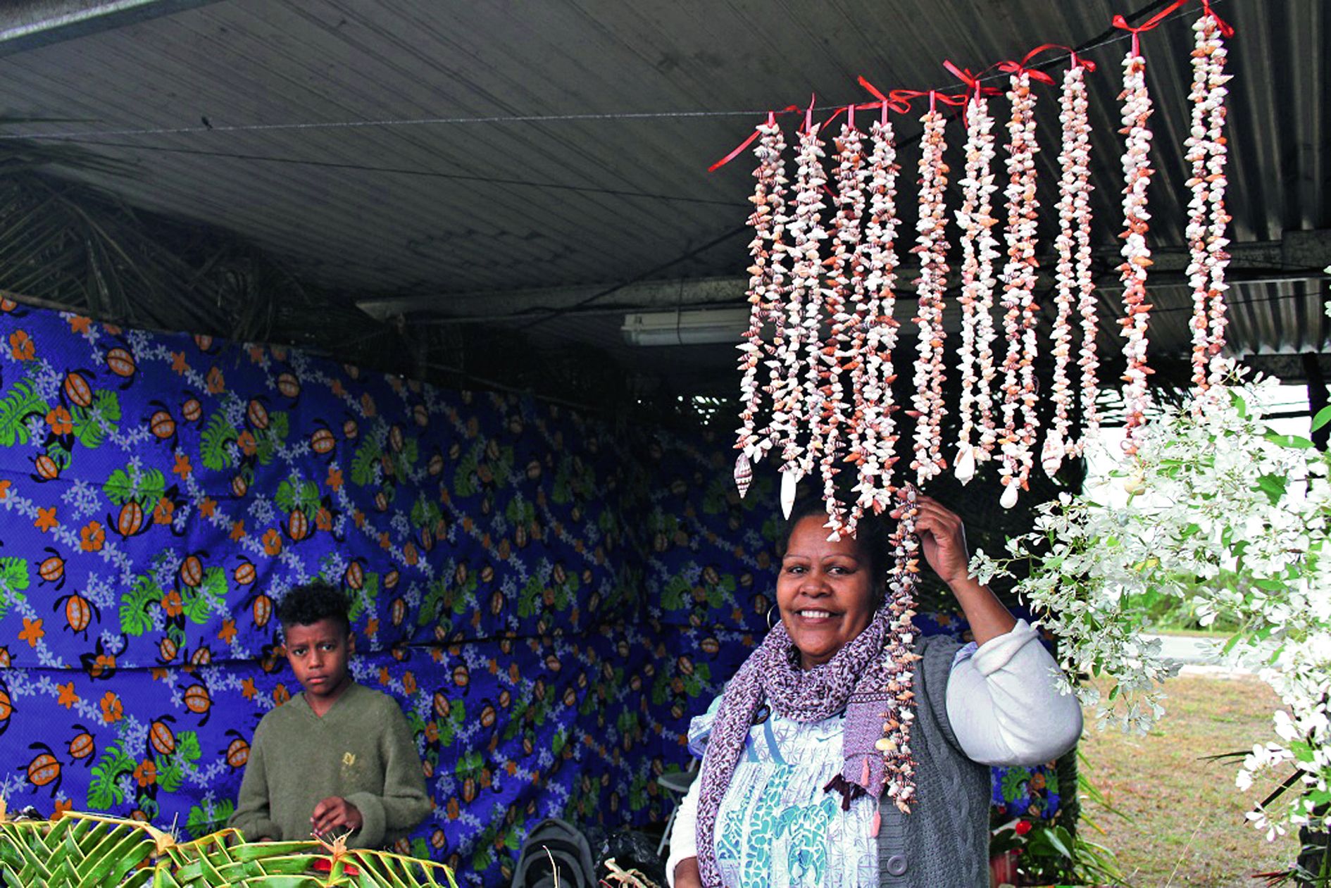 Philomène est la première à installer son stand artisanal. L’emplacement coûte 5 000 francs pour les trois jours que dure la Fête du lagon. En plus de l’artisanat et de la valorisation des produits locaux, des stands d’informations (environnement, santé, 