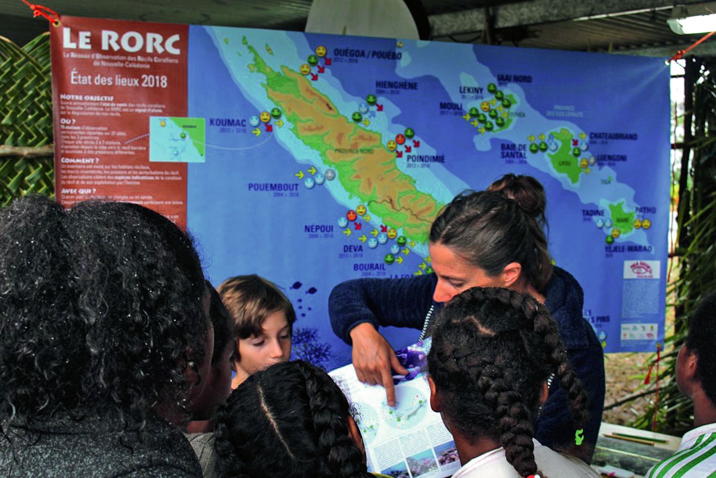 Sandrine Job, directrice de l’association environnementaleet sportive Pala Dalik, anime le stand du Rorc, le réseau d’observation des récifs coralliens. « En Nouvelle-Calédonie, 30 % des récifs se sont dégradés, explique la biologiste marine, à Ouvéa ils 