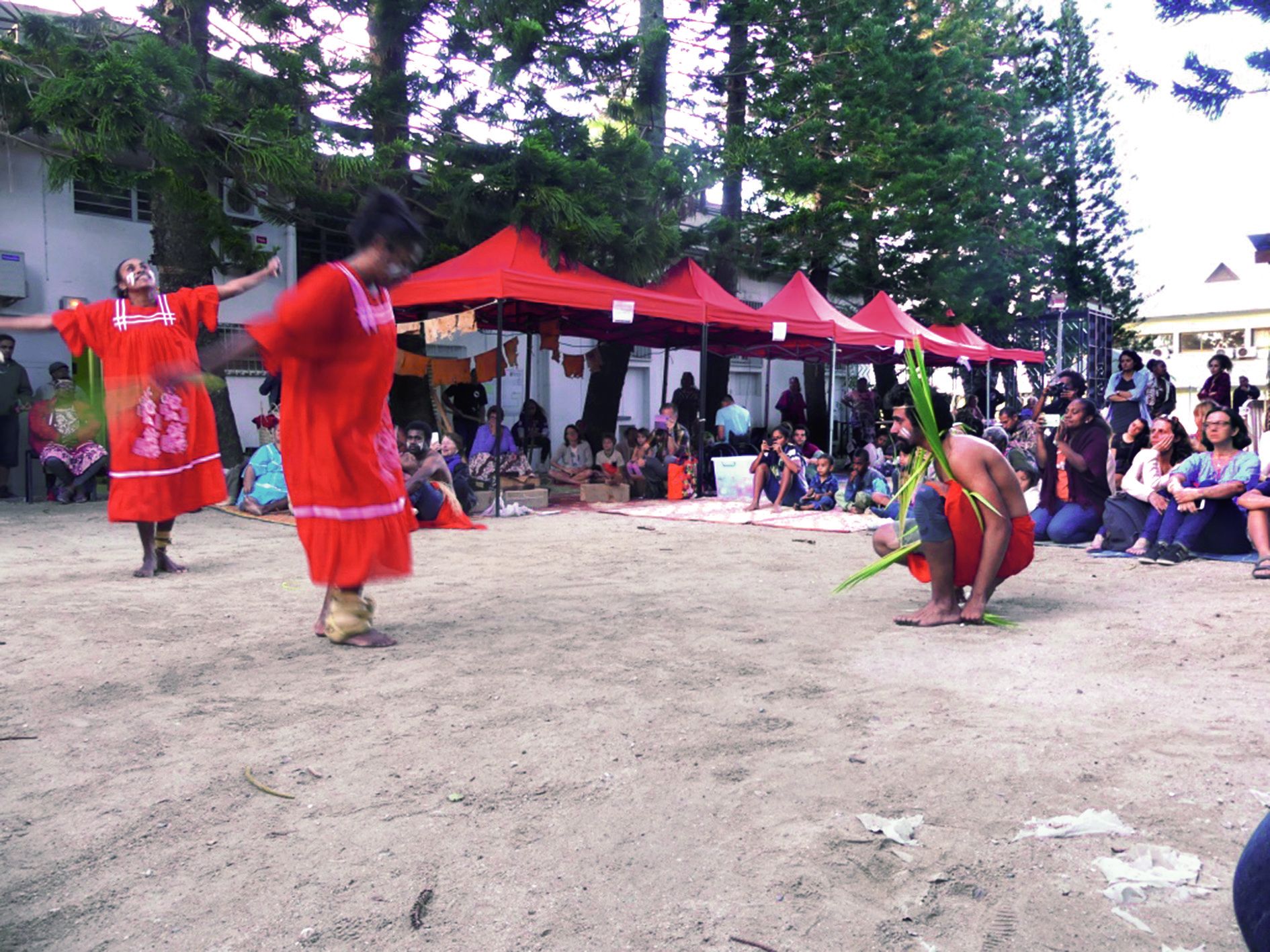 À 16 h 30, l’ambiance s’est encore réchauffée avec les premiers groupes de danse. Les rythmes et les chants se sont poursuivis jusqu’à 22 heures, pour conclure cette journée officielle d’au revoir au public. Le musée reste ouvert jusqu’à ce soir. Photo C.