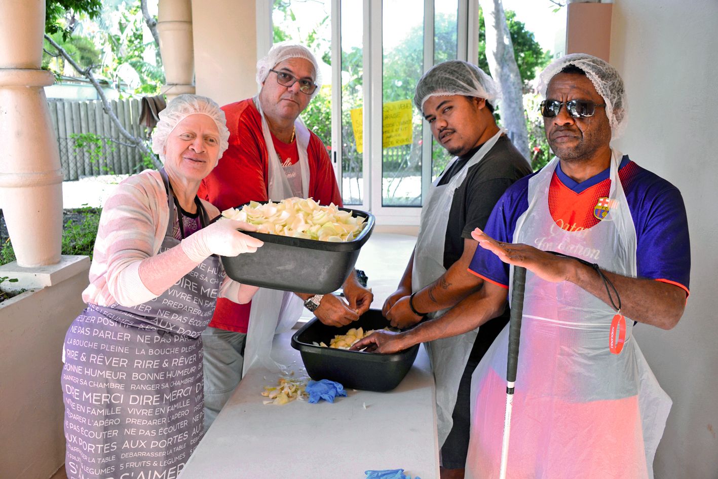 Hier, les membres de l’association ont préparé des brochettes pour la journée de demain. Photo Thierry Perron