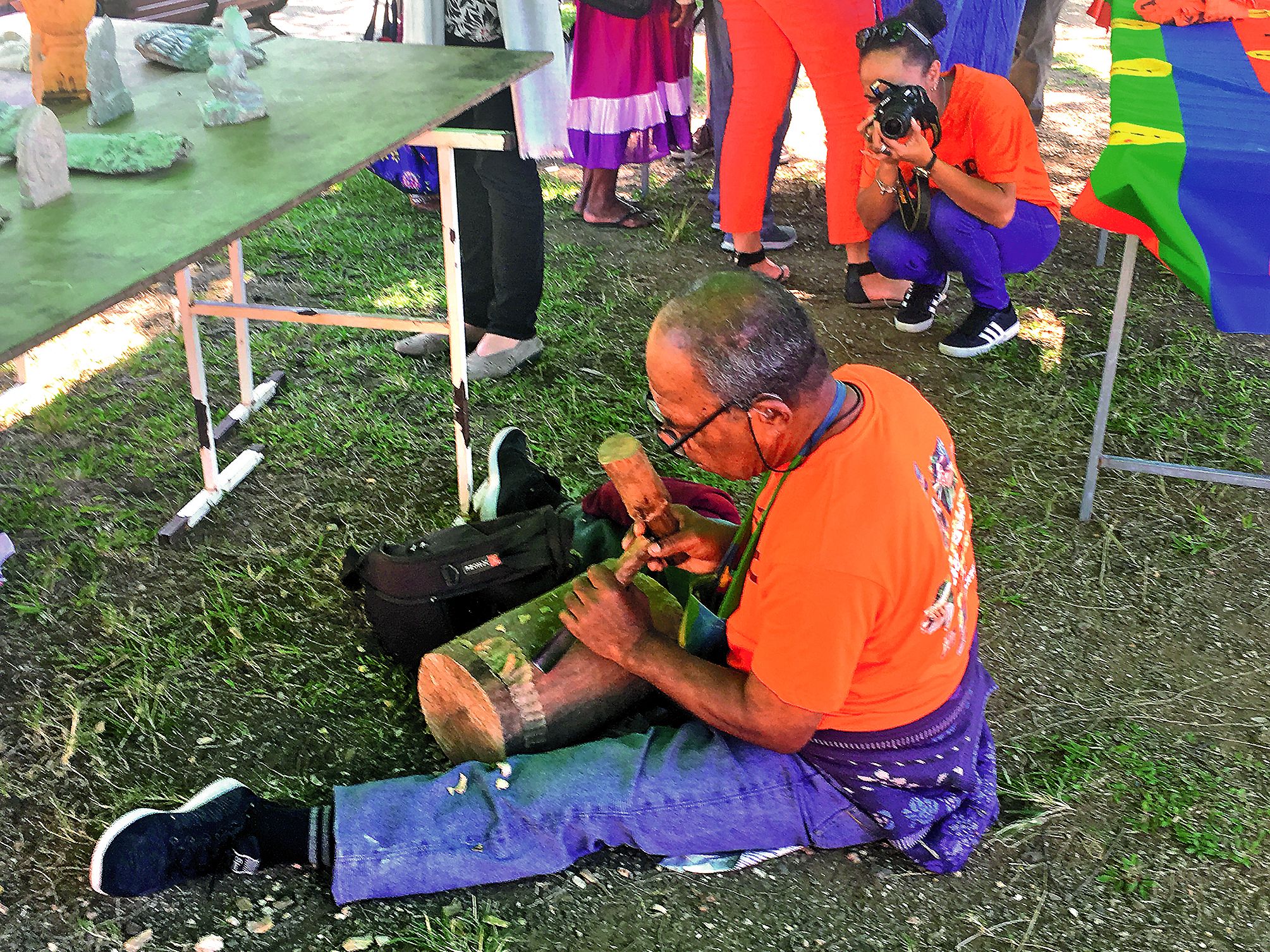 Le rendez-vous est aussi l’occasion de découvrir les savoir-faire des exposants. L’atelier sculpture traditionnelle a séduit les touristes comme les Nouméens.