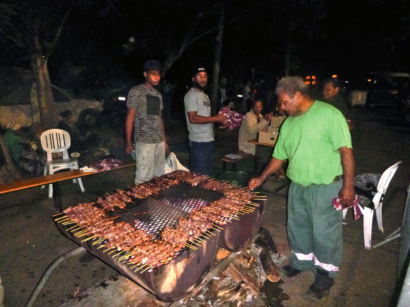 Durant ce temps, trois espaces étaient dédiés à la cuisson des brochettes de cerf. L’internat provincial de La Foa a participé en élaborant un riz cantonais, alors que les chasseurs et la Sem Mwe Ara de Bourail ont offert une vingtaine de cerfs qui ont ét