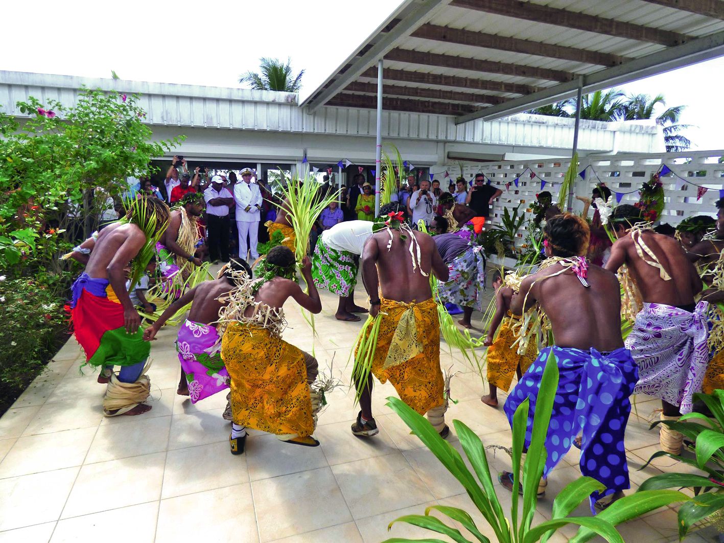 L’ensemble des participants a été convié ensuite à la résidence de l’Etat où la chorale et la troupe de danse de Wedrumel attendaient les convives. Après le geste coutumier au commissaire délégué de la République par le grand chef et par les diverses auto