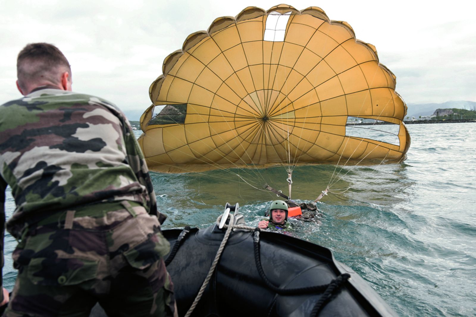 Cet exercice permet au RIMAP-NC de s’entraîner à la mise en place de militaires sur des zones éloignées sans possibilité de se poser directement à terre. Cela peut arriver lors de missions de secours à la population sur des îlots isolés ou lors d’une opér