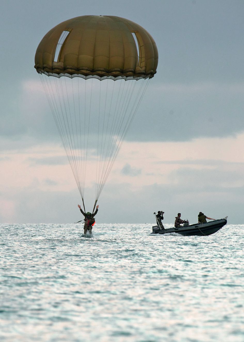 Les parachutistes ont été largués par vagues successives. L’entraînement nécessite une grande coordination et, surtout, une mobilisation de moyens importants sur l’eau. Une équipe de récupération en semi-rigide mais également du personnel sur une vedette.