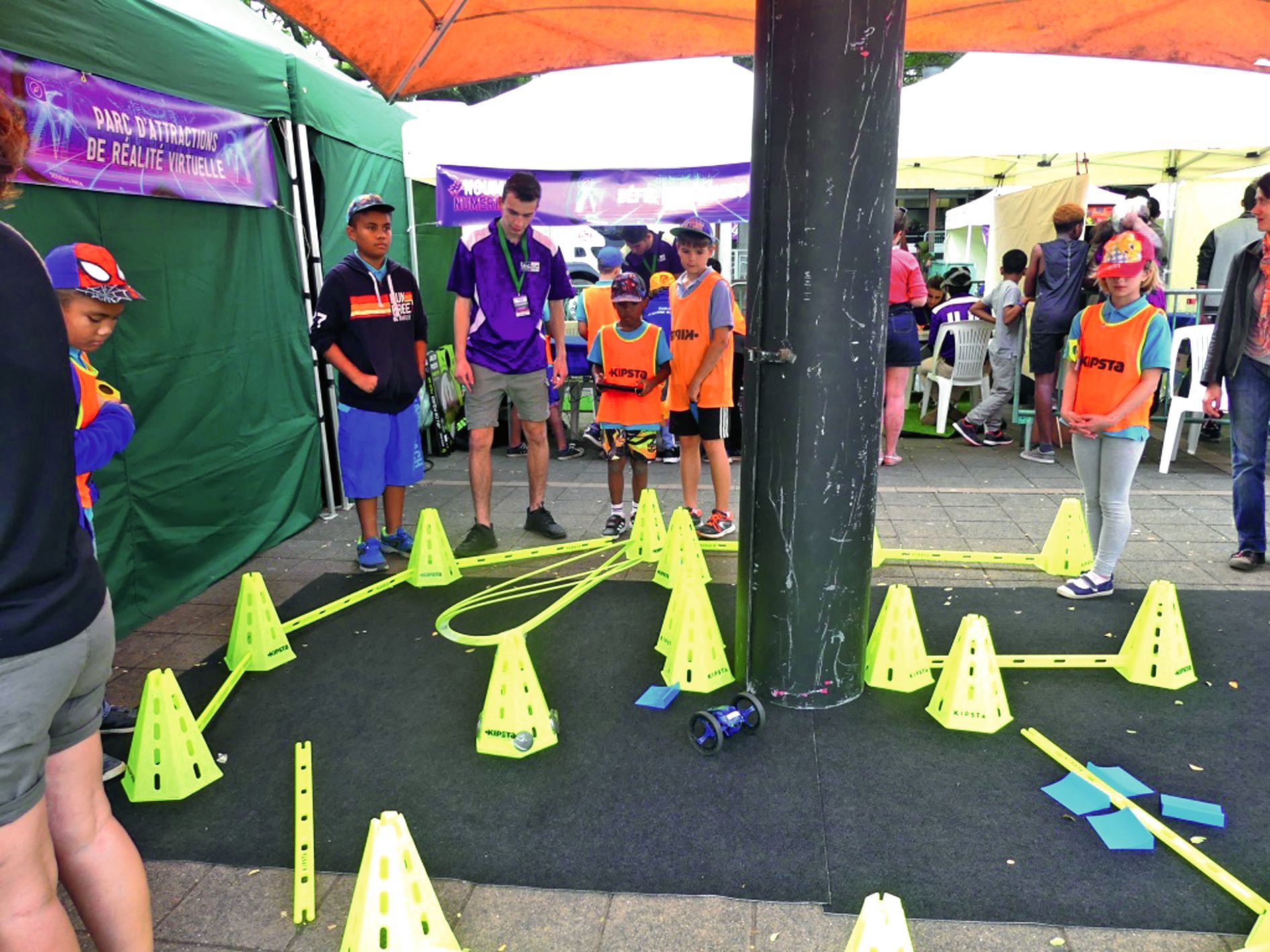 Pour cette nouvelle édition de Nouméa numérique, la mairie a souhaité un jeu de piste... numérique. Une vingtaine de tablettes étaient ainsi à la disposition du public pour se déplacer sur la manifestation. Les visiteurs devaient répondre à des questions 