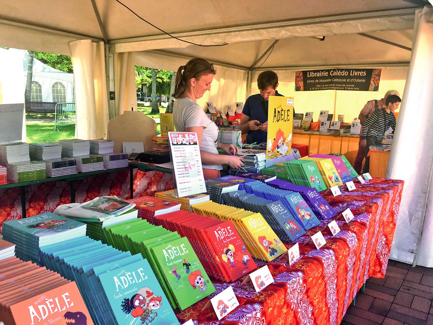 Depuis hier, il est aussi possible d’acheter les ouvrages des auteurs invités directement sur la place des Cocotiers. Les aventures de l’irrésistible Mortelle Adèle de M. Tan et Diane Le Feyer par exemple. En tout, une trentaine d’auteurs et d’illustrateu