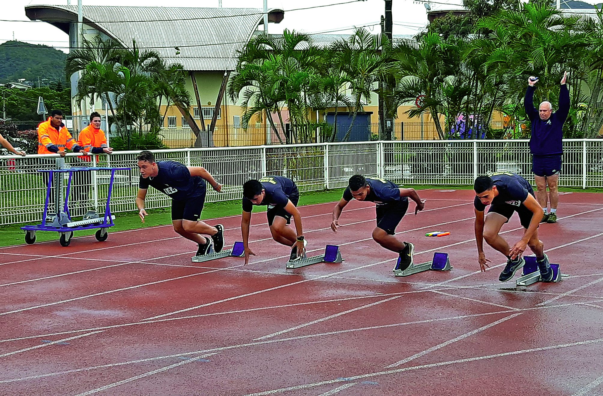 Les 1res Olympiades des Jeunes sapeurs-pompiers ont eu lieu samedi sur le stade Victorin-Boewa, à Boulari. Si la pluie a forcé les organisateurs à annuler les épreuves de sauts en hauteur et de saut en longueur, elle n’a pas sapé l’énergie, ni la motivati