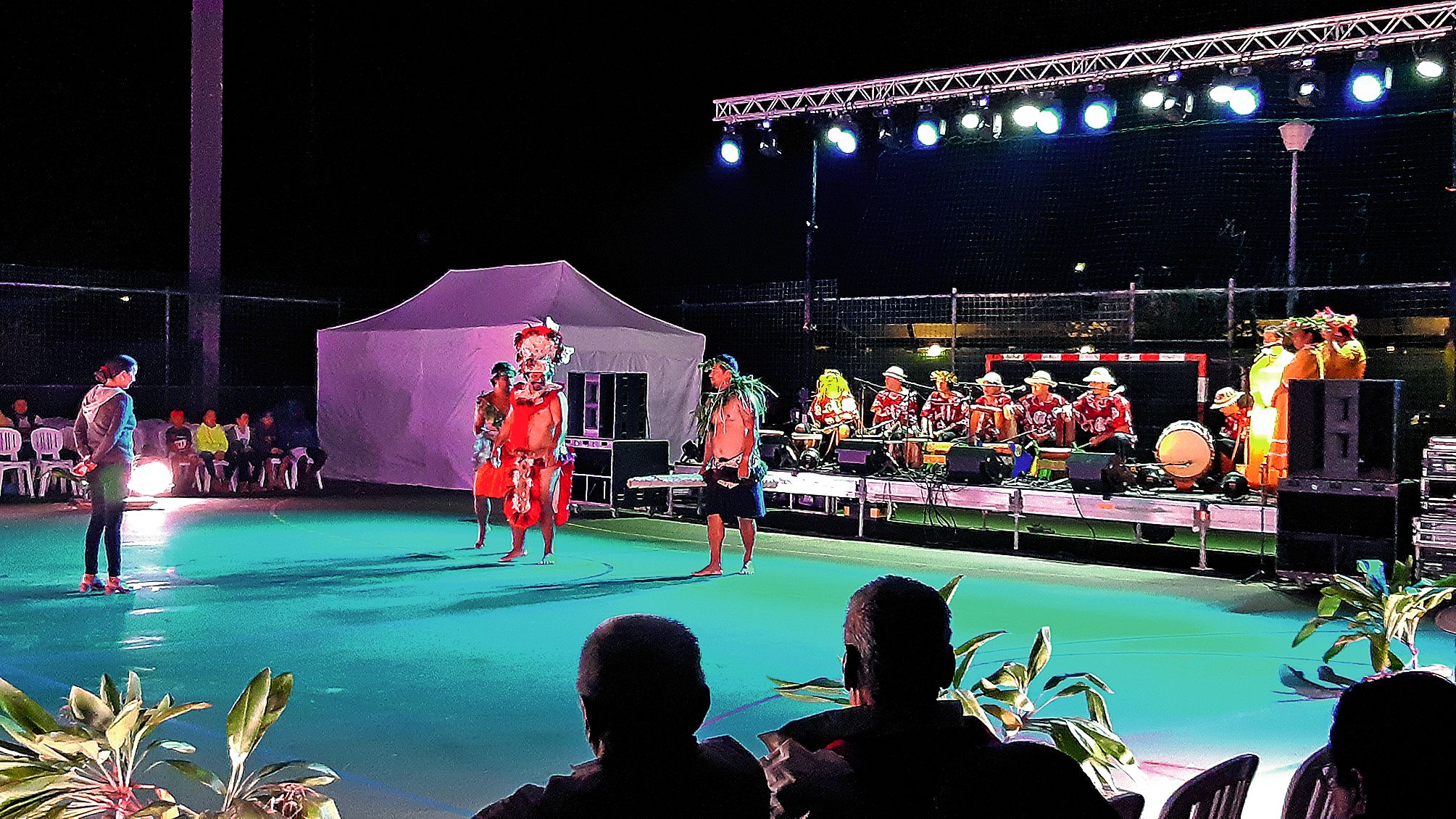 Drôle et émouvante, la cérémonie d’ouverture du spectacle des îles Australes, samedi soir, à la halle des sports de Boulari, s’inscrivait dans la continuité du festival qui a eu lieu le week-end dernier. Une centaine personnes ont assisté à la prestation 