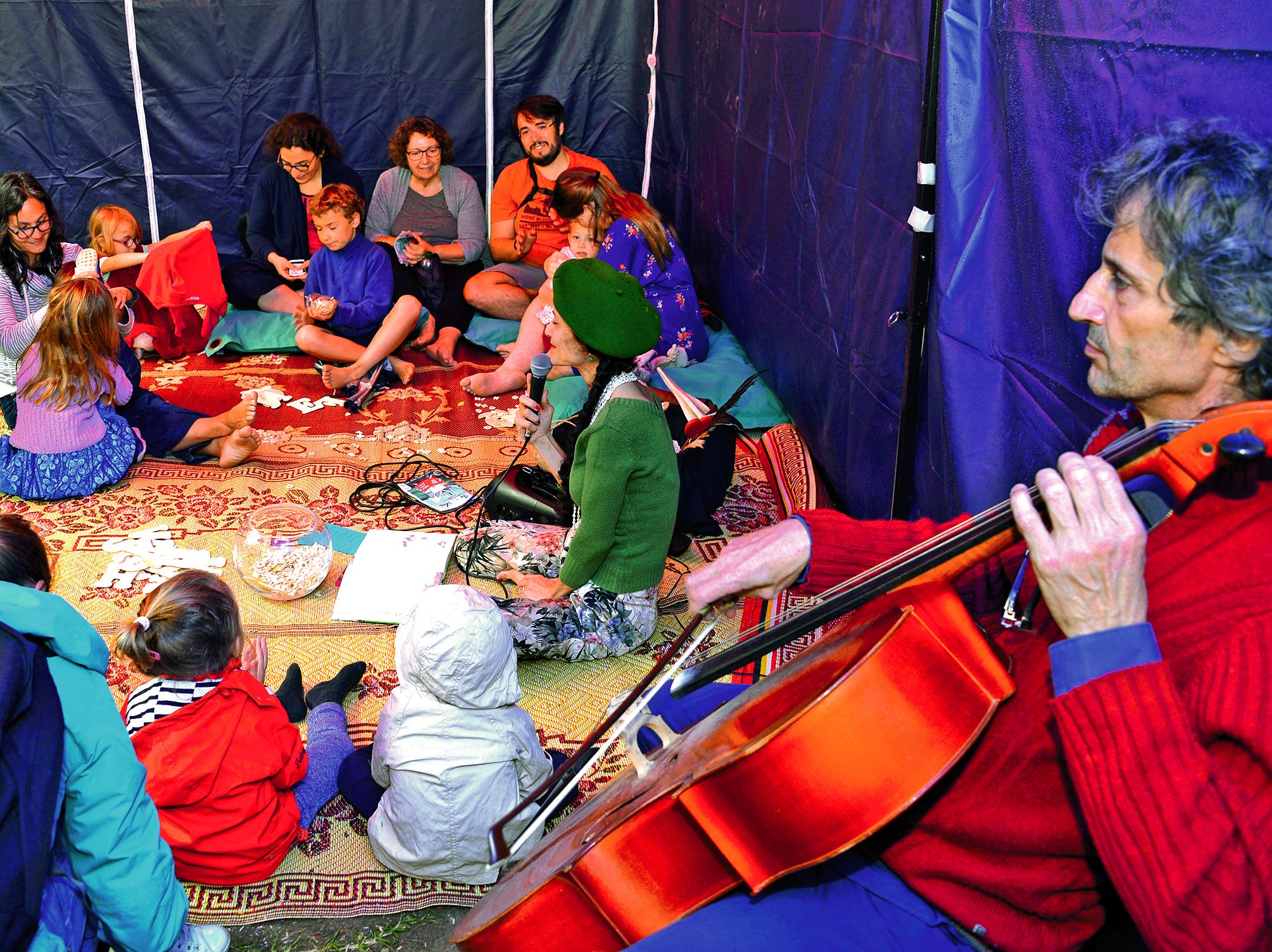 Spectacles, ateliers, lectures ou encore performance peinture… Petits et grands ont pu apprécier la diversité des activités. « Il y en a pour tous les âges », fait remarquer Roseline, une maman. Photo Thierry Perron