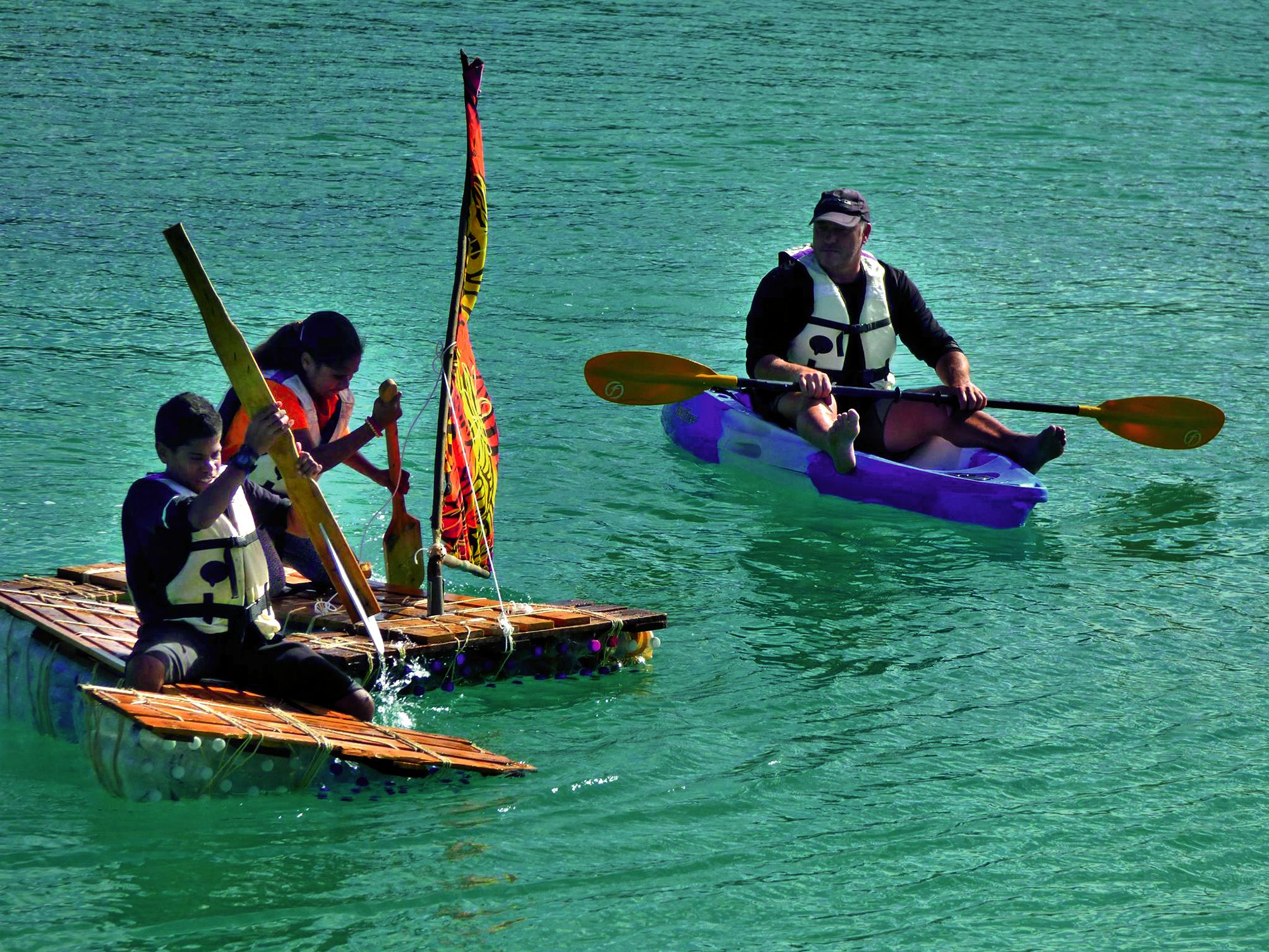 Une pirogue a même été pourvue d’une toile avec du tissu récupéré.