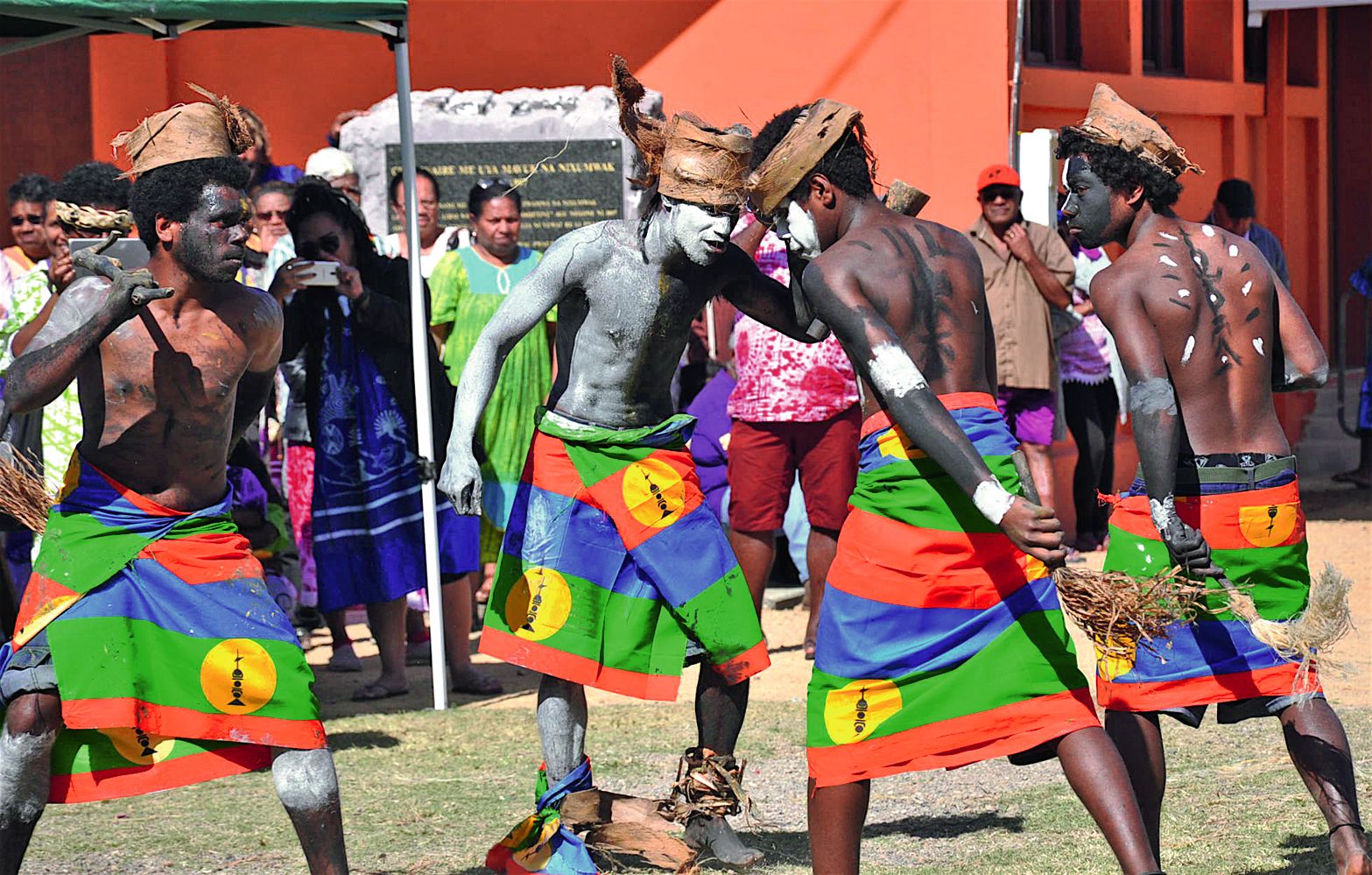 La troupe Pewaï a interprété une danse guerrière de l’époque de l’arrivée de l’Évangile avec les pasteurs Uedre et Washetine, en 1897 à Wanap.